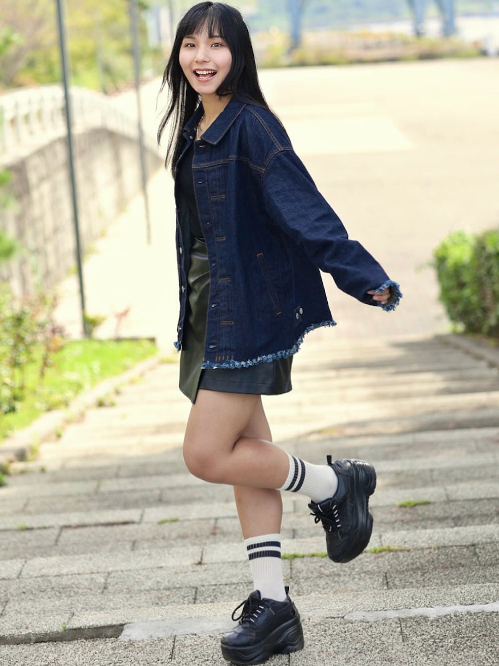 「スポーツミックス、秋コーデ、デニムジャケット、Gジャン、秋服準備はじめました、厚底シューズ、厚底スニーカー、レザースカート、大人かわいい、ENDRECHERI」｜「.ENDRECHERI.のI, Knew Denime Jacket（デニムジャケット、ブルー系）」を使った、超骨ストのRicoさん（骨格ストレート・レディース・157cm）の秋コーディネートの1枚目の写真