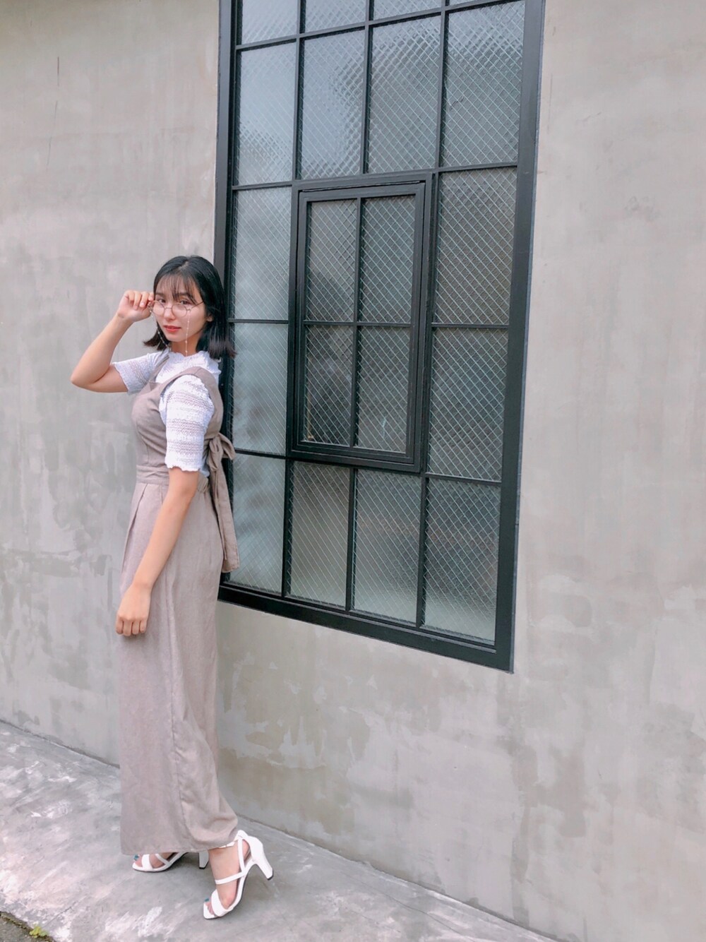 「春服コーデ、オトナ女子、休日スタイル、サロペット、ベージュ、めがね、きれいめカジュアル、ゆるコーデ、オトナカジュアル、低身長女子」｜「GUのアイテム（トップス、ホワイト系）」を使った、超骨ストのRicoさん（骨格ストレート・レディース・157cm）の春コーディネートの1枚目の写真