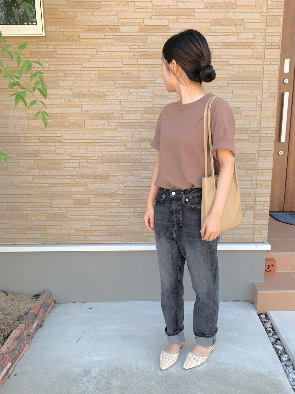 ベージュ系のショルダーバッグ、ベージュ系のサンダル、ブラウン系のTシャツ/カットソーを着用したレディースの秋コーディネートの1枚目の写真
