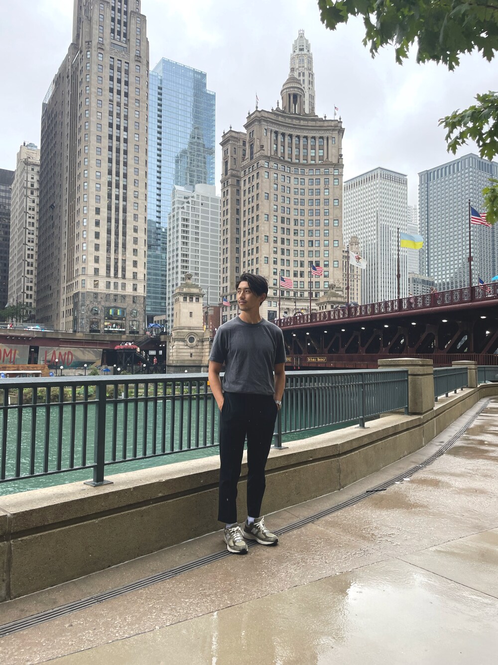 「UNIQLOのクルーネックT（半袖）（Tシャツ/カットソー、グレー系）」を使った、markyusakuさん（メンズ・175cm）の秋コーディネートの1枚目の写真