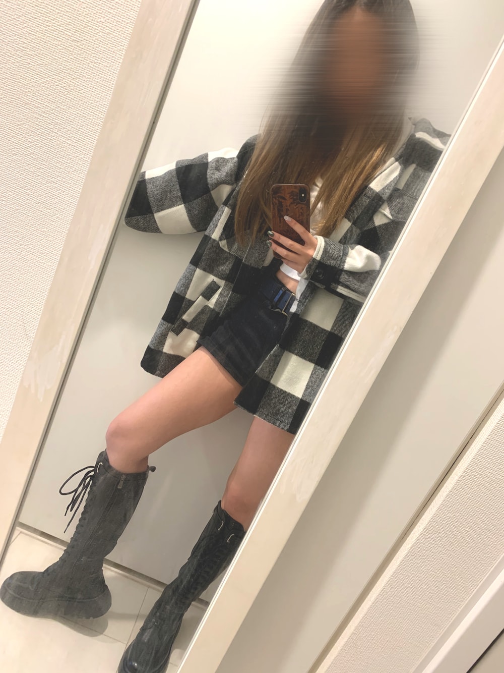 「チェック、チェックコート、モノトーンコーデ、ショートパンツ、ロングブーツ、シンプル、シンプルコーデ、カジュアル、ootd、チェック柄に恋してる」｜「SHEINのアイテム（ブーツ、ブラック系）」を使った、hamiさん（レディース・158cm）の秋コーディネートの1枚目の写真