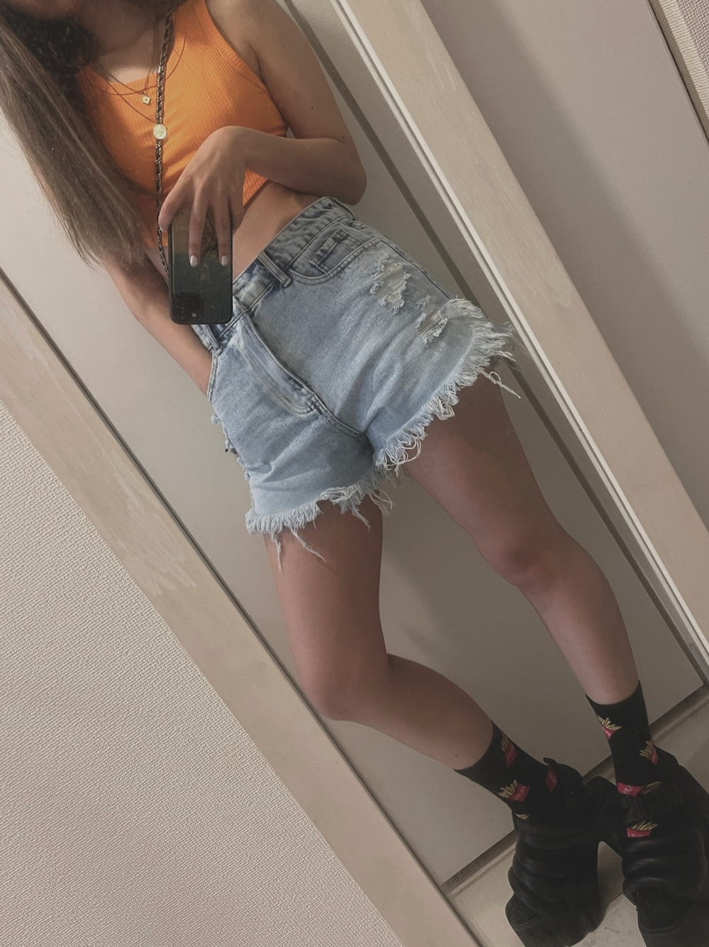 「お出かけコーデ、オレンジ、オレンジトップス、デニムパンツ、デニム、ショートパンツ、靴下、ポテト靴下、厚底シューズ、厚底サンダル、靴下 × サンダル」｜「SHEINのアイテム（デニムパンツ、ブルー系）」を使った、hamiさん（レディース・158cm）の夏コーディネートの1枚目の写真