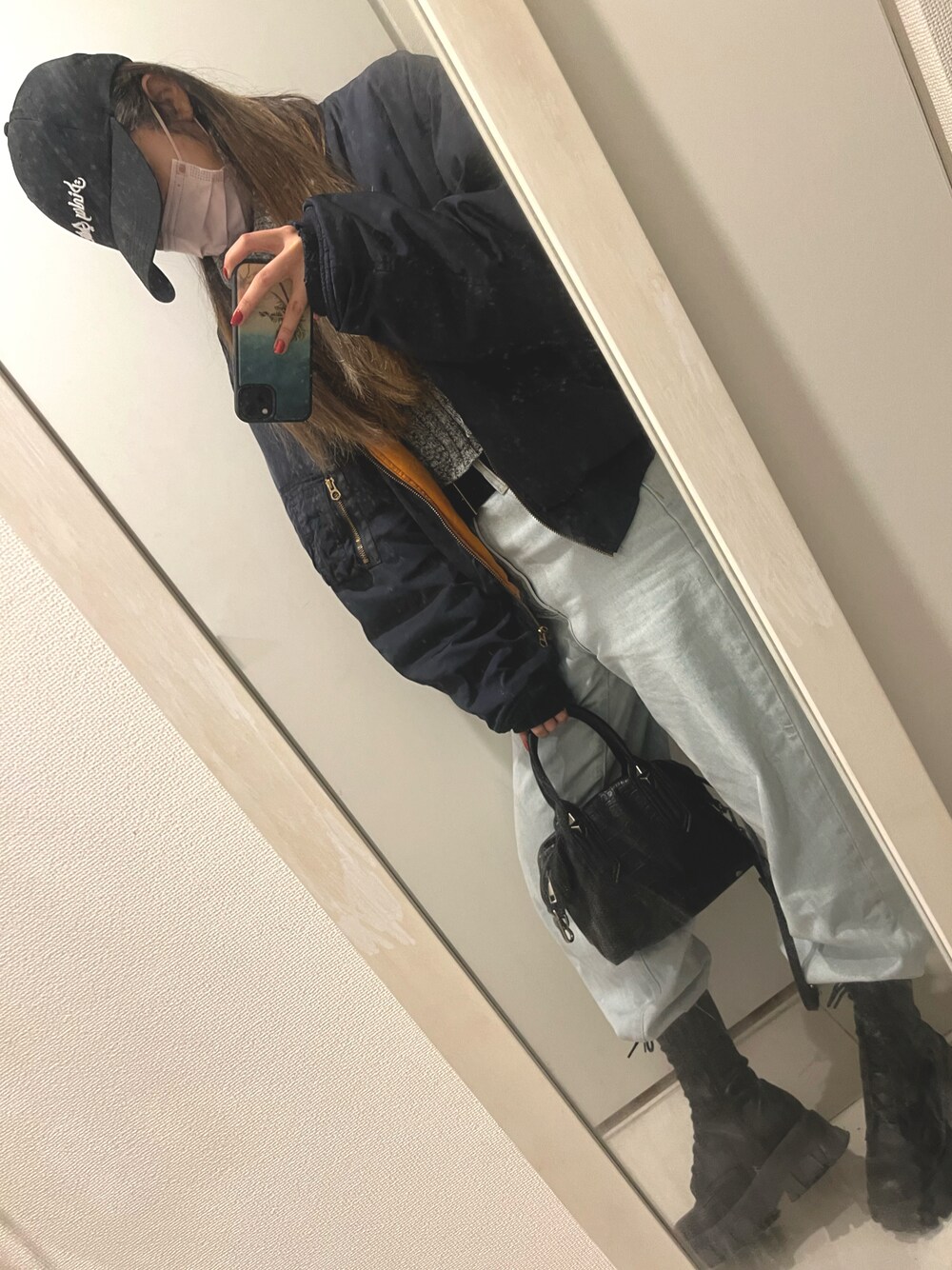 「休日コーデ、カジュアル、MA-1、ニットトップス、ニット、デニム、デニムパンツ、デニムパンツスタイル、デニムコーデ、ワントーンコーデ、ブーツイン、ショートブーツ」｜「PINKY_SHAKEのアイテム（キャップ、ブラック系）」を使った、hamiさん（レディース・158cm）の冬コーディネートの1枚目の写真
