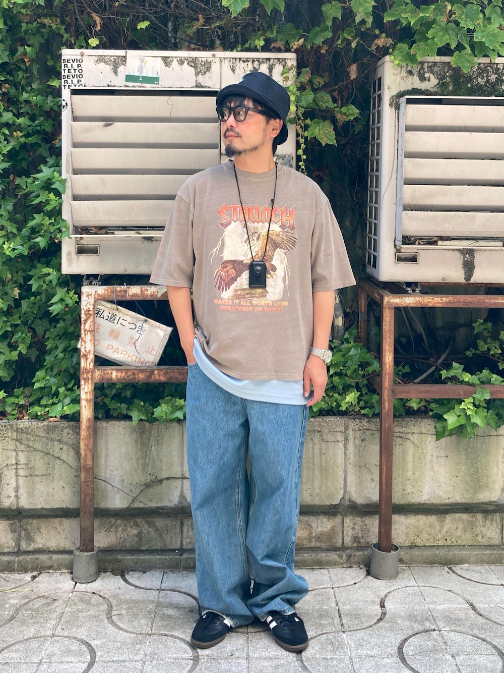「夏だ！Tシャツ着よう！、レイヤードスタイル、夏コーデ、スニーカー、バケットハット、ストリート、プチプラ、お出かけコーデ、デニム、タンクトップ、さらっと晴れやかスナップ」｜「MASONPRINCEの【M.P Studios】【2021AW Newカラー】High waist wide straight denim pants NZK5020（デニムパンツ、ブルー系）」を使った、oillnomuraさん（骨格ストレート・メンズ・175cm）の夏コーディネートの1枚目の写真