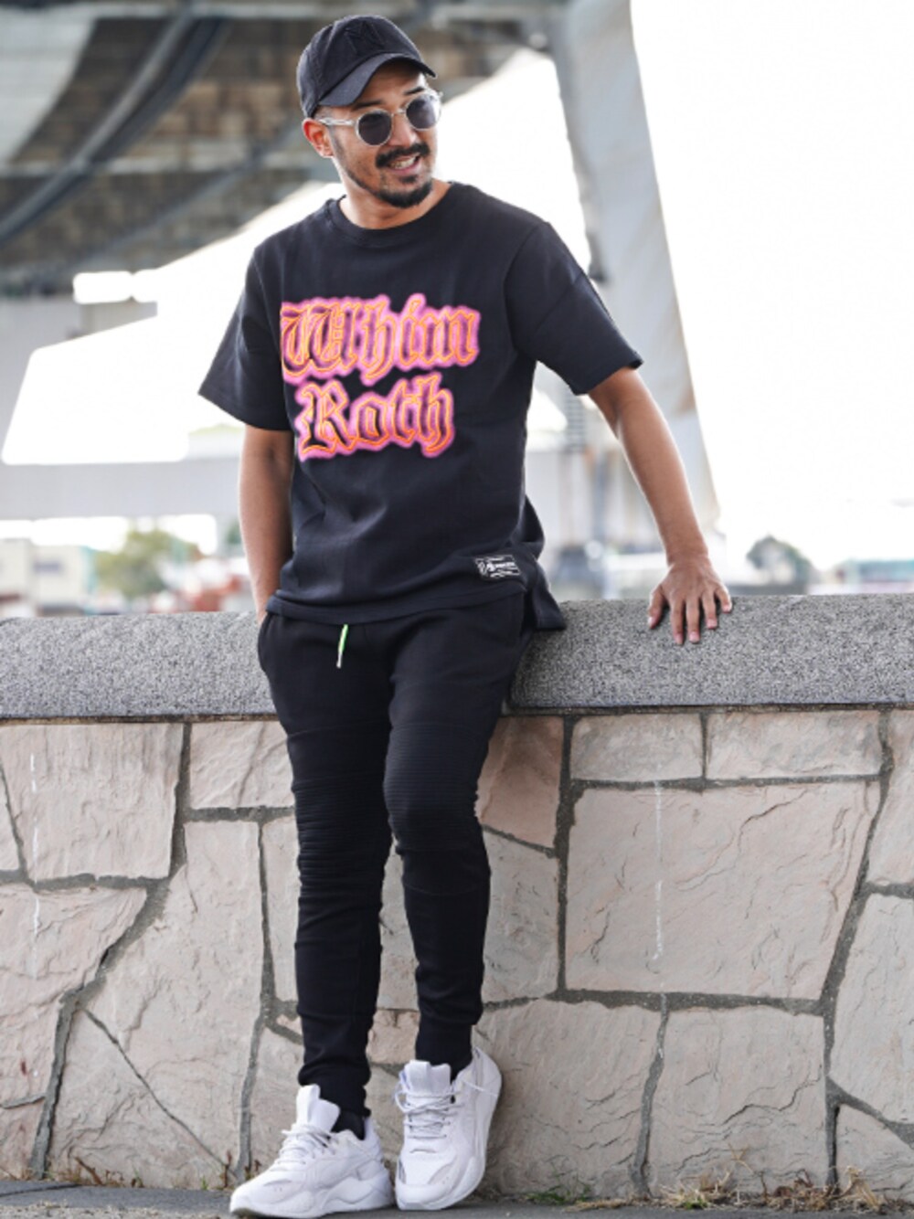 ブラック系のスウェットパンツ、ブラック系のTシャツ/カットソーを着用したメンズの春コーディネートの1枚目の写真