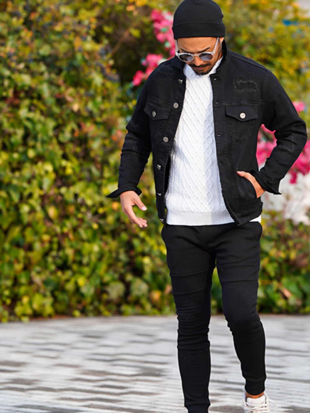 ブラック系のスウェットパンツ、ブラック系のデニムジャケットを着用したメンズの冬コーディネートの1枚目の写真