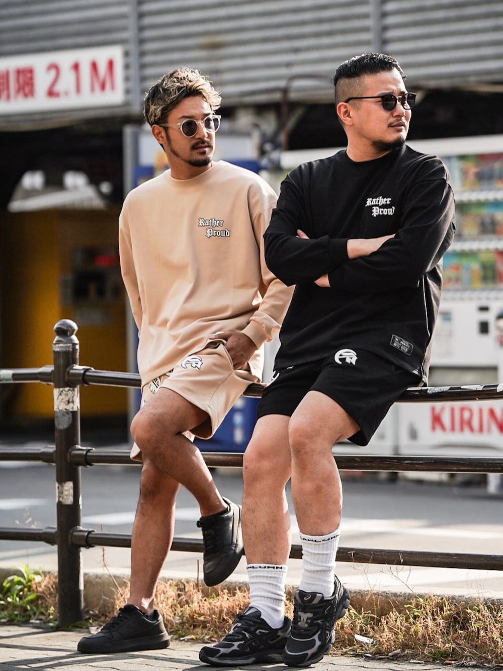 「adamsjuggler、アダムスジャグラー、whimroth、セットアップ、スウェット、ショートパンツ、モノクロコーデ、春夏コーデ、大人カジュアル、オトナカジュアル、メンズファッション、シンプルスタイル、休日スタイル」｜「adamsJUGGLERのW/R O.E E/スウェットプル（スウェット、ブラック系）」を使った、adamsJUGGLERさん（メンズ・173cm）の春コーディネートの1枚目の写真