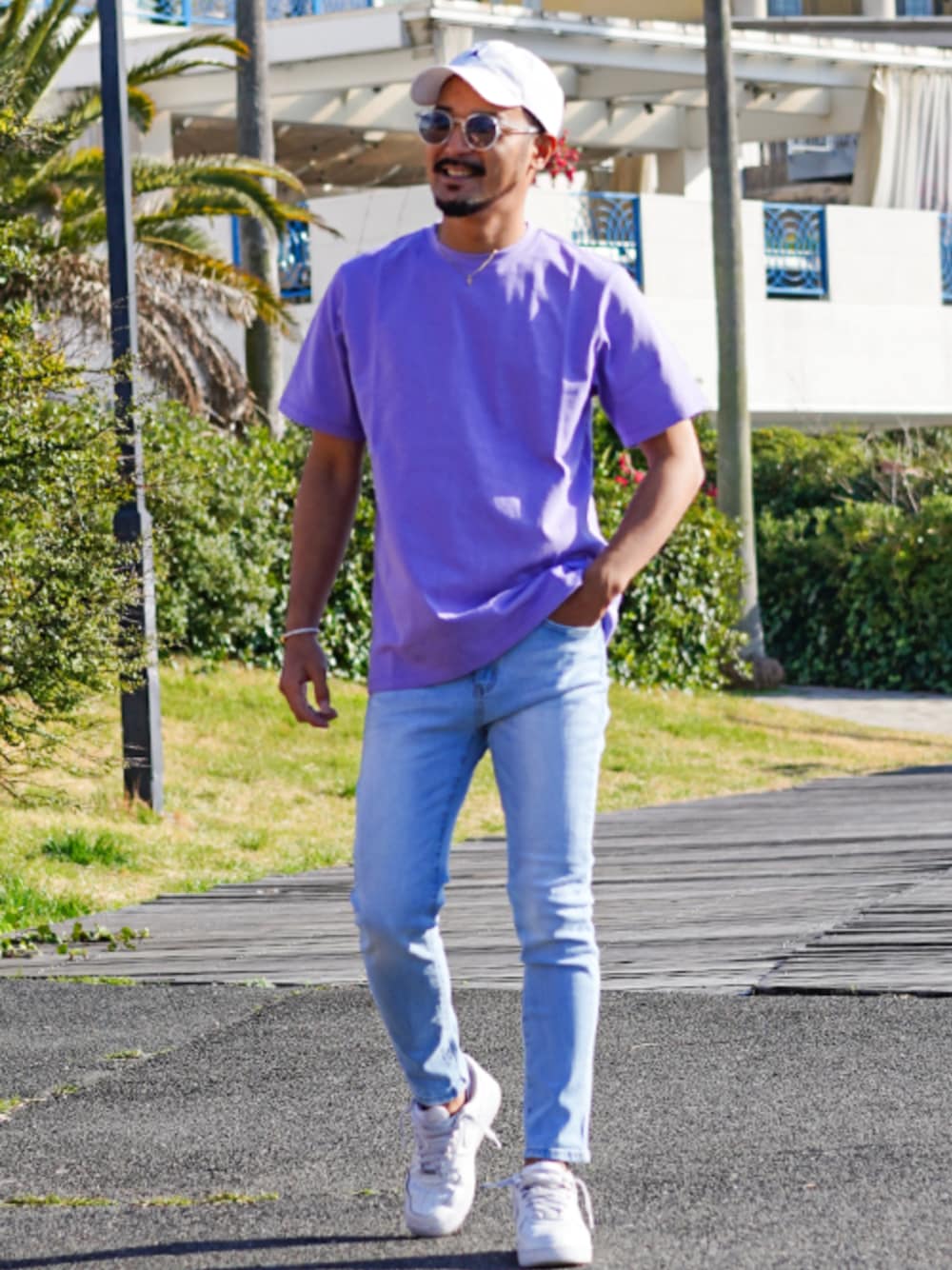 ブルー系のデニムパンツ、パープル系のTシャツ/カットソーを着用したメンズの春コーディネートの1枚目の写真