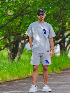 「adamsJUGGLER（アダムスジャグラー）のRTEGパームツリーLAティー（Tシャツ/カットソー、グレー系）」を使った、adamsJUGGLERさん（メンズ・173cm）の夏コーディネート