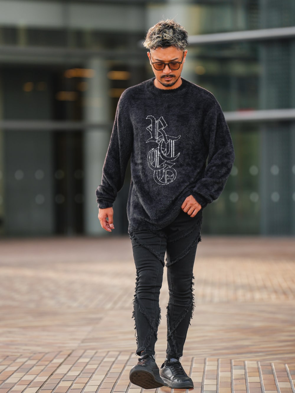 ブラック系のデニムパンツ、ブラック系のニット/セーターを着用したメンズの冬コーディネートの1枚目の写真