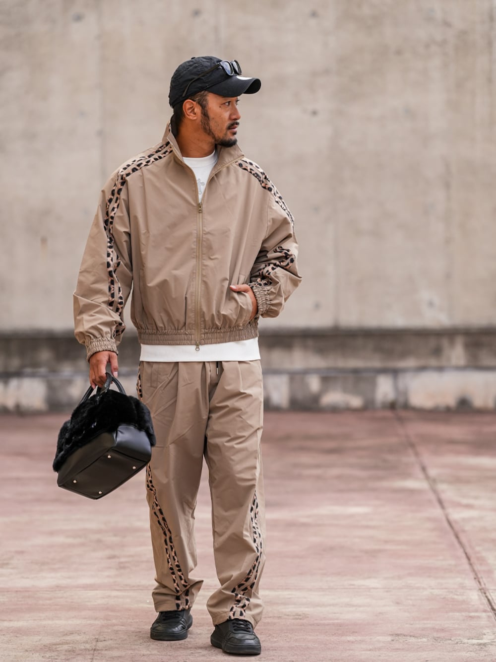 ベージュ系のナイロンジャケット、ベージュ系のその他パンツを着用したメンズの秋コーディネートの1枚目の写真