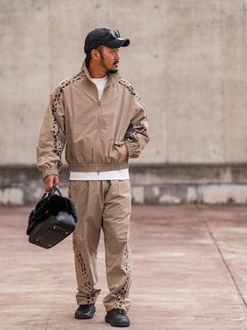 「アイテム（ナイロンジャケット、ベージュ系）」を使った、adamsJUGGLERさん（メンズ・173cm）の秋コーディネート