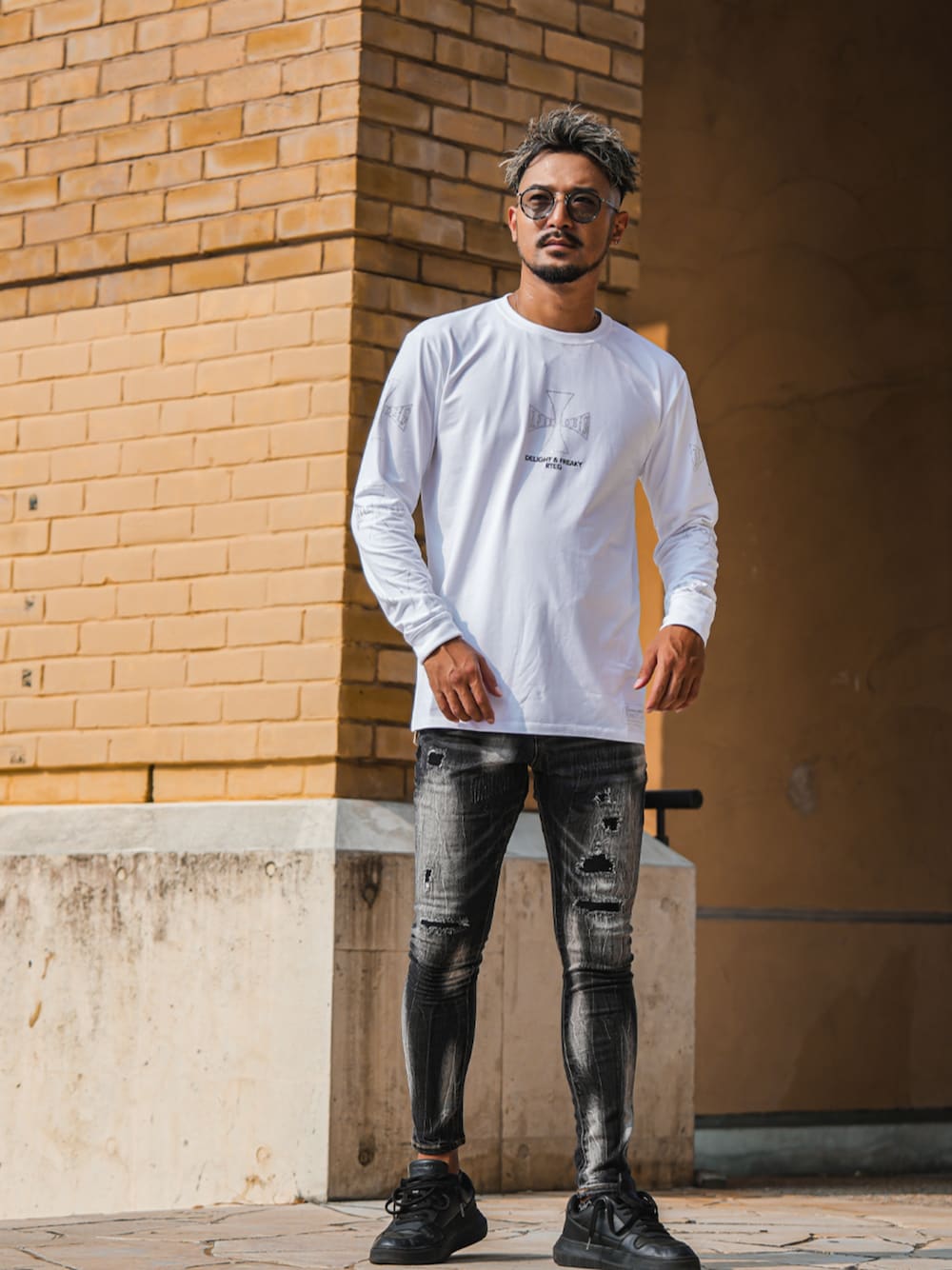 ブルー系のデニムパンツを着用したメンズの秋コーディネートの1枚目の写真