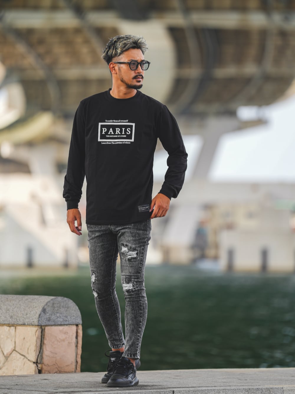 ブラック系のデニムパンツを着用したメンズの秋コーディネートの1枚目の写真