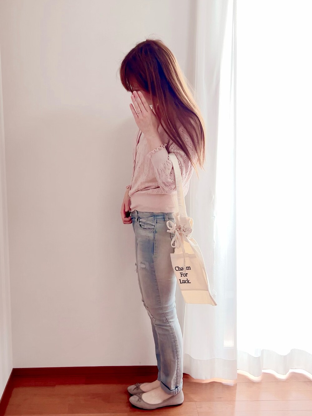 ベージュ系のTシャツ/カットソーを着用したレディースの秋コーディネートの1枚目の写真