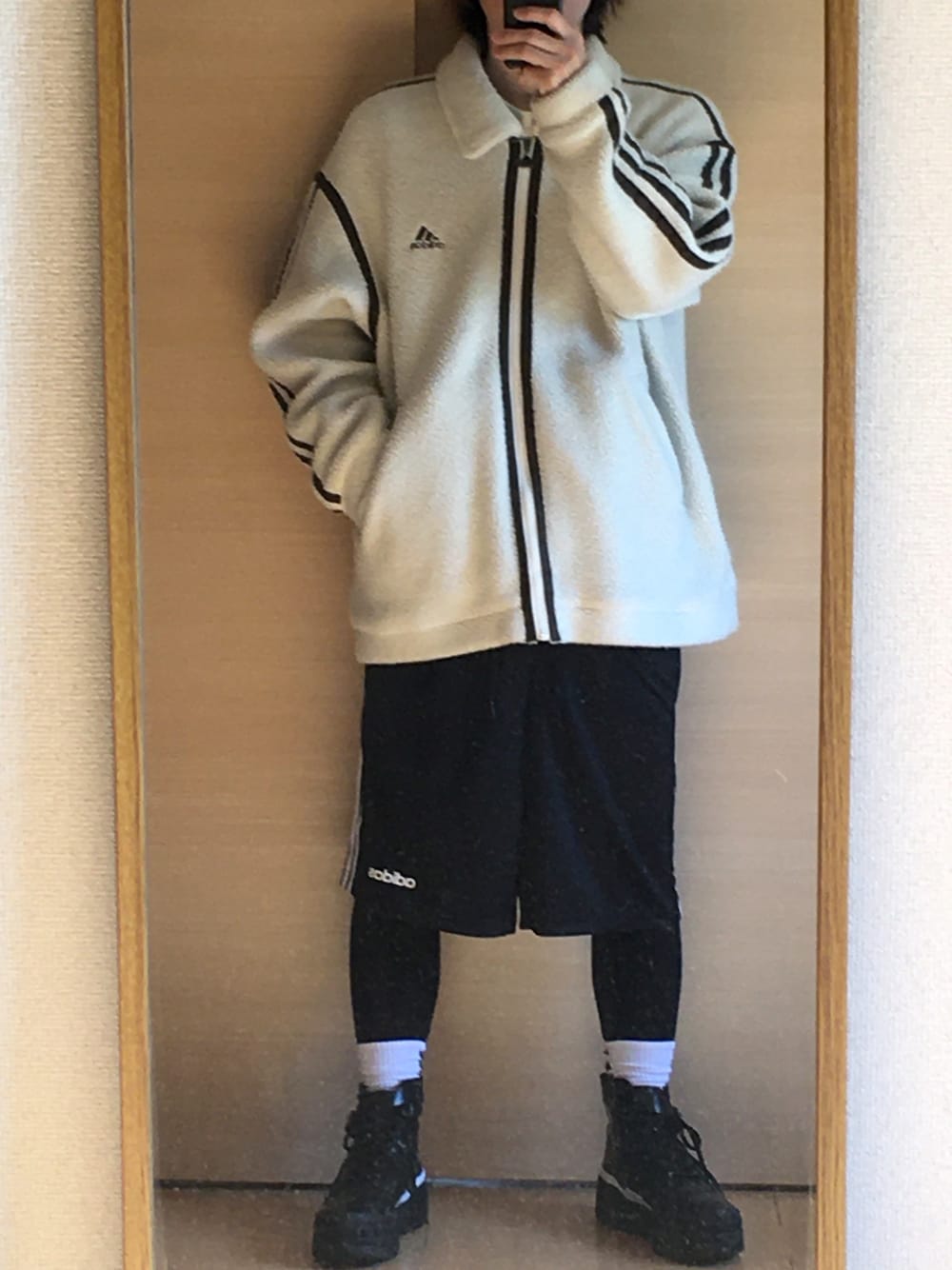 「adidasのアイテム（その他アウター、ホワイト系）」を使った、yskEさん（メンズ・172cm）の冬コーディネートの1枚目の写真