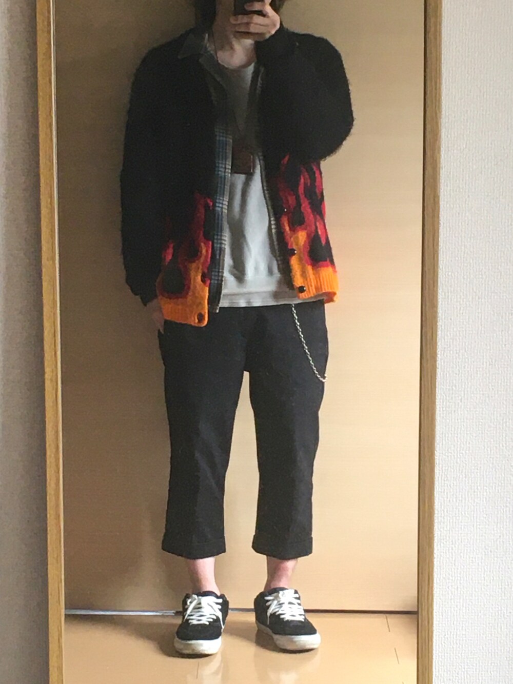 「OSHKOSHのアイテム（チノパンツ、ブラック系）」を使った、yskEさん（メンズ・172cm）の春コーディネートの1枚目の写真