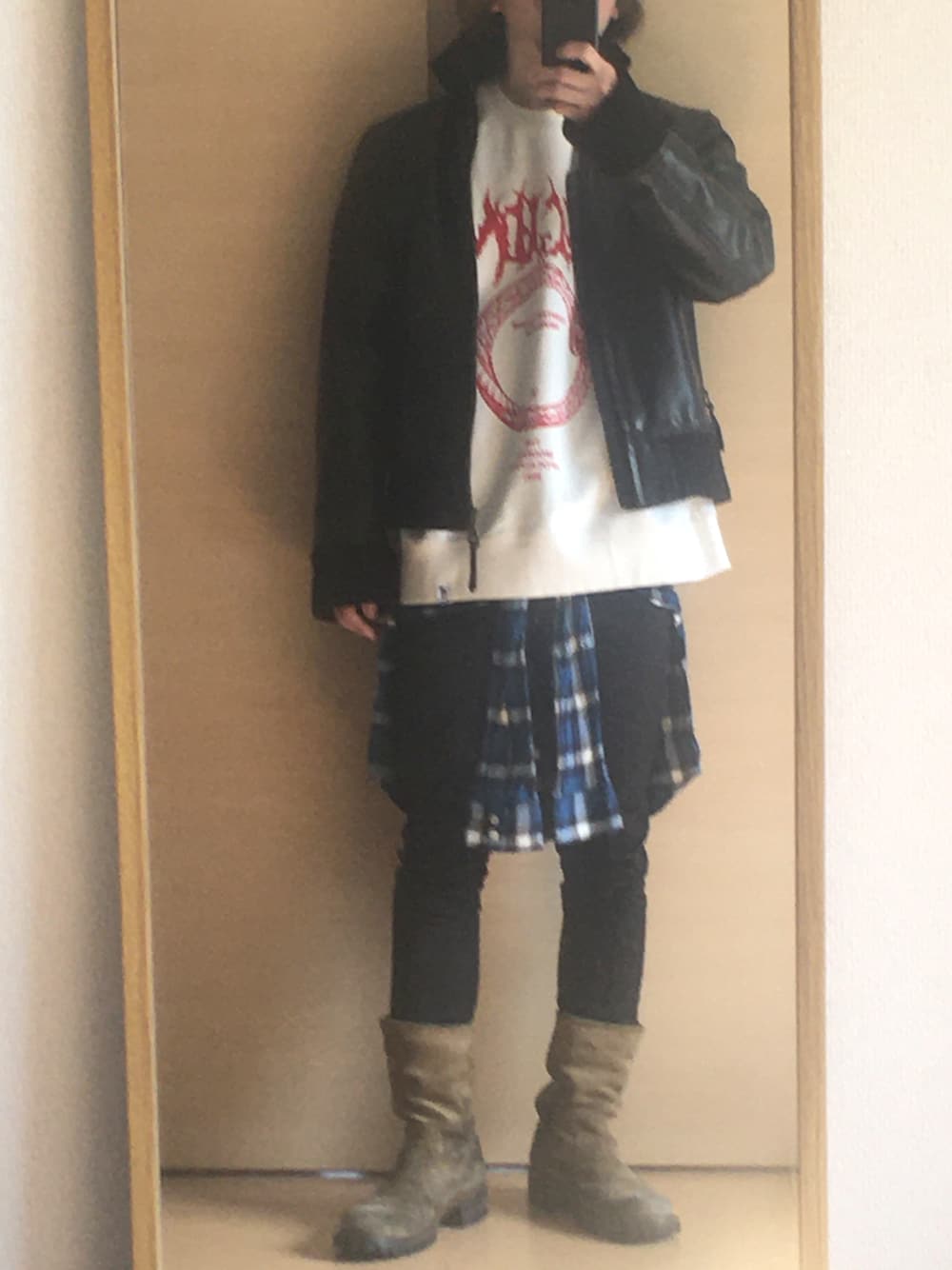「DIET BUTCHERのアイテム（デニムパンツ、ブラック系）」を使った、yskEさん（メンズ・172cm）の春コーディネートの1枚目の写真