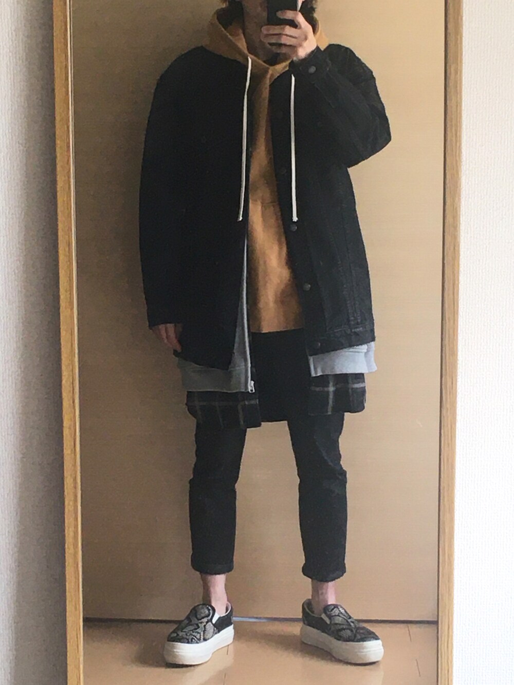「B'2ndのアイテム（デニムジャケット、ブラック系）」を使った、yskEさん（メンズ・172cm）の冬コーディネートの1枚目の写真