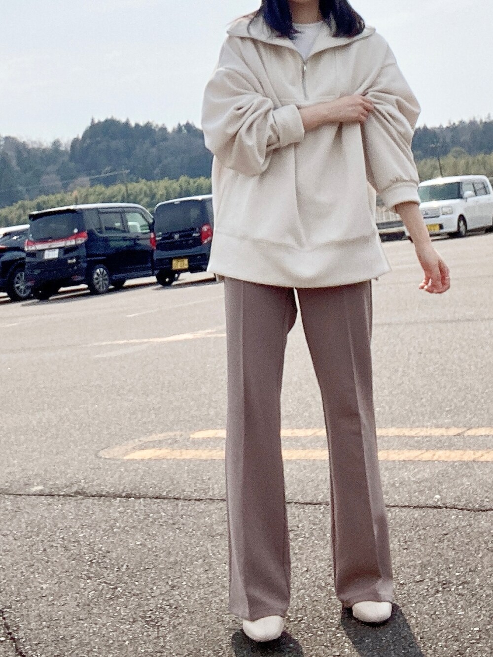 「白ブーツ、ハーフジップ、ハーフジップスウェット、フレアパンツ、GU、リエディ(Re:EDIT)、低身長」｜「GUのアイテム（パンツ、ピンク系）」を使った、Noさん（レディース・149cm）の春コーディネートの1枚目の写真