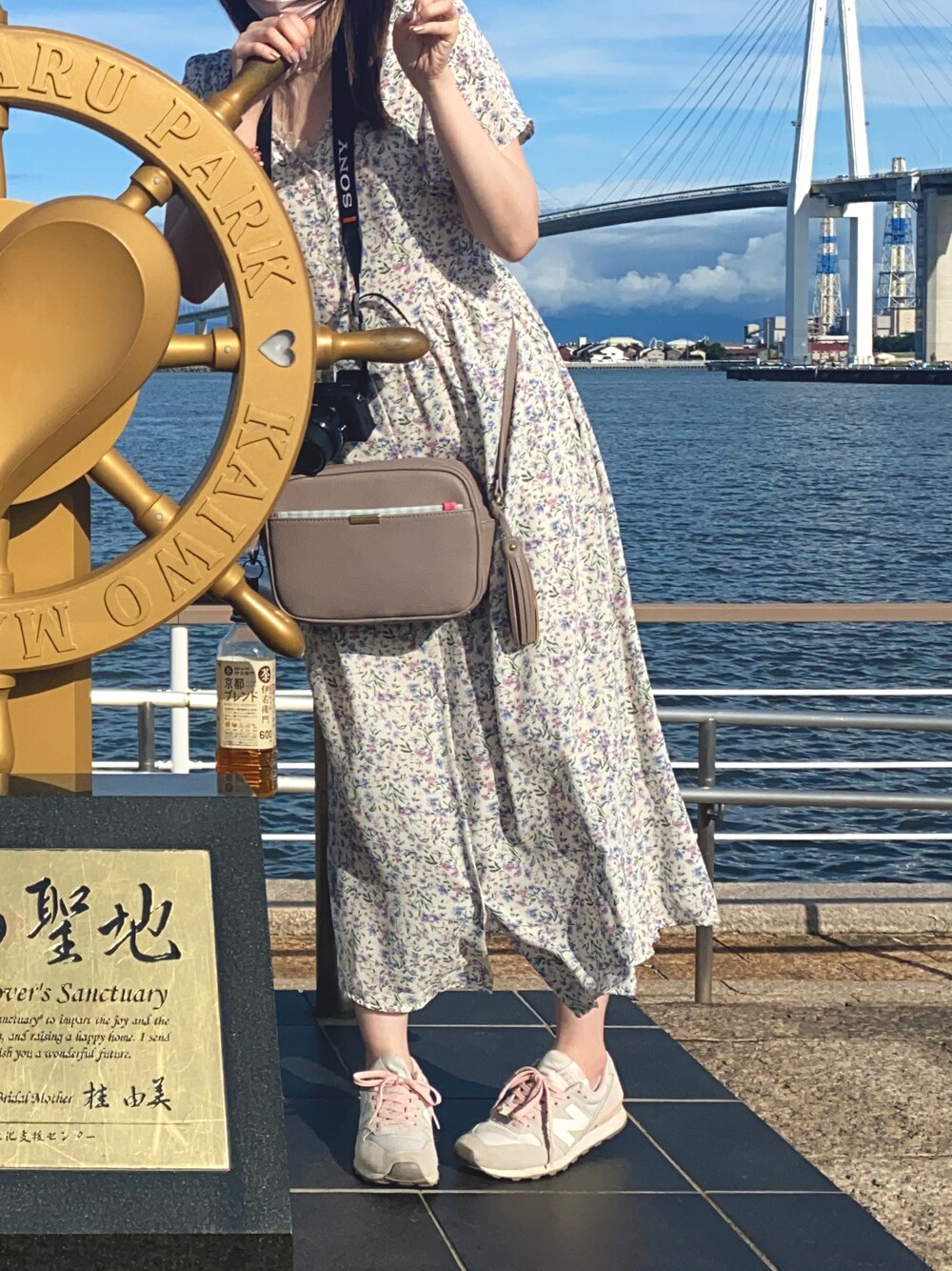 「GUコーデ、ワンピース、小花柄ワンピース、ニューバランス、旅行、GU、低身長」｜「GUのアイテム（ワンピース/ドレス、ホワイト系）」を使った、Noさん（レディース・149cm）の秋コーディネートの1枚目の写真