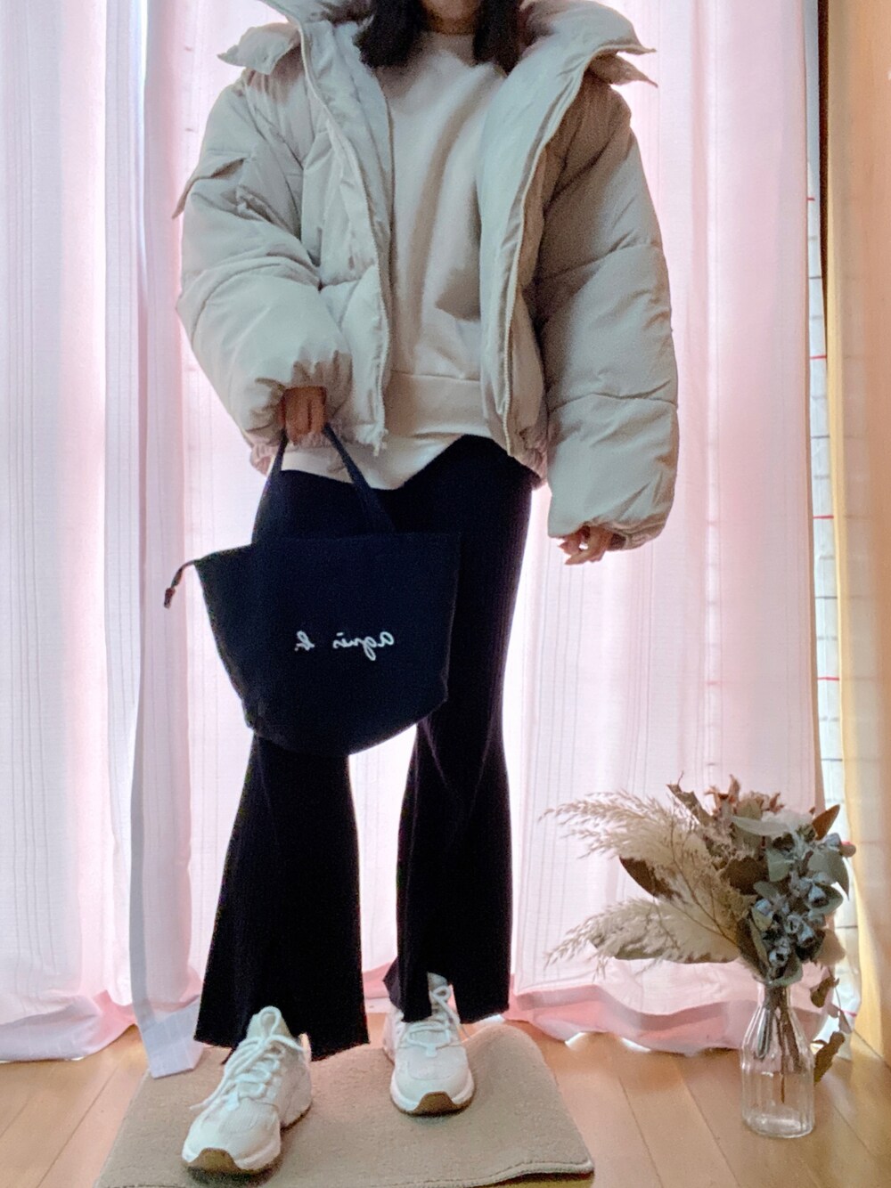 「fifth、アニエスベー、リブパンツ、スリット入り、スウェット、ダウンジャケット、低身長、白スニーカー」｜「agnes b.のGO03-02 ロゴトートバッグ（トートバッグ、ブラック系）」を使った、Noさん（レディース・149cm）の冬コーディネートの1枚目の写真