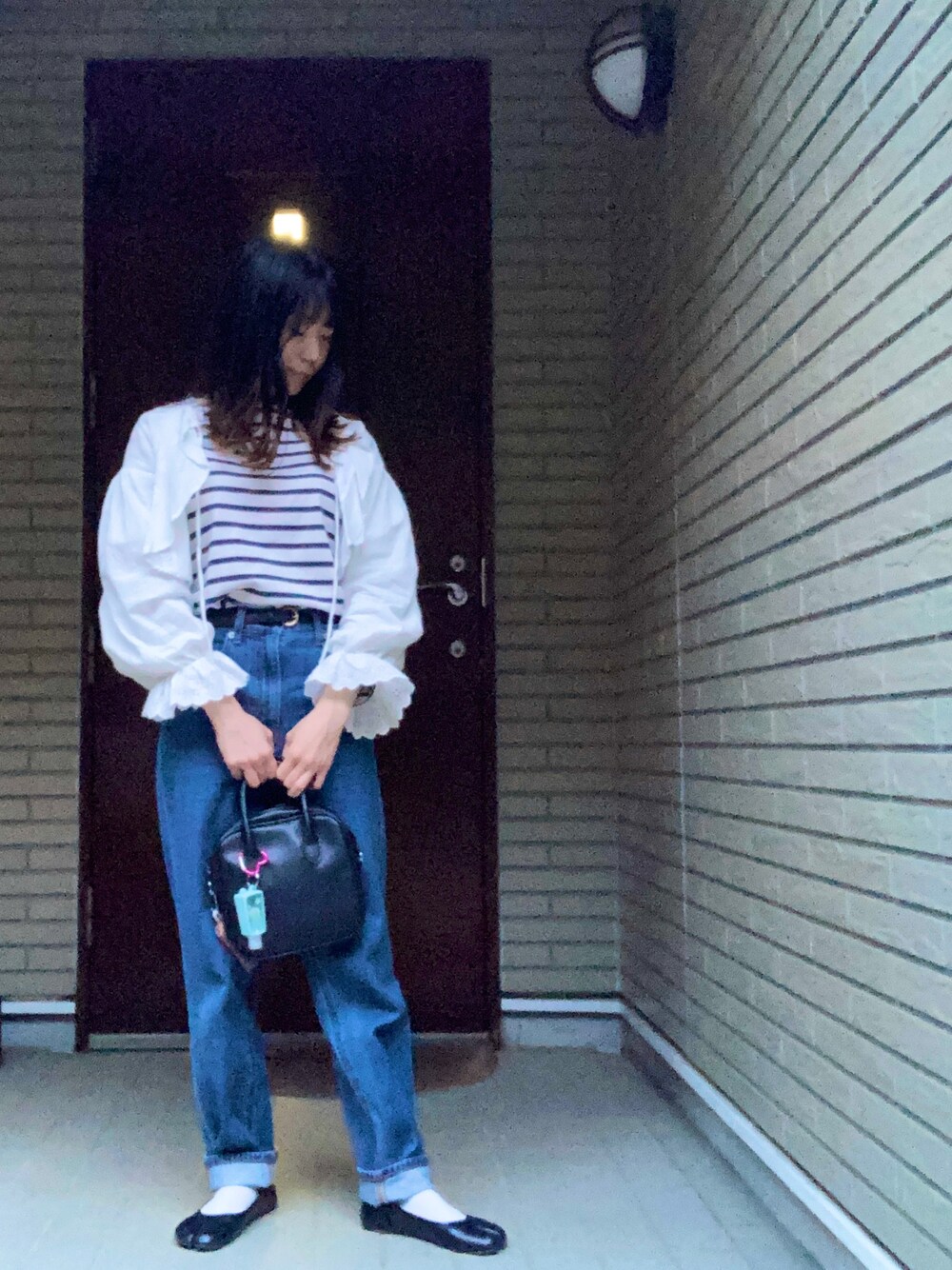 その他のTシャツ/カットソー、ホワイト系のシャツ/ブラウス、ブラック系のハンドバッグを着用したレディースの春コーディネートの1枚目の写真