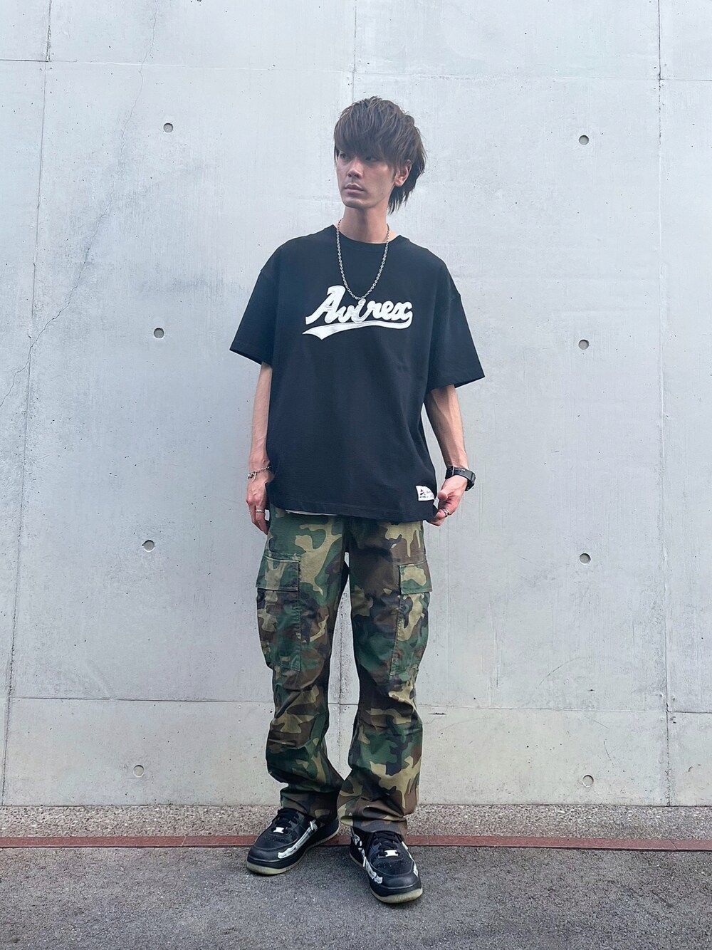 「ロゴT、ブラック、アメカジ、カラーパンツ、カモフラ、ストリート、AVIREX、スニーカーコーデ、休日コーデ、夏だ！Tシャツ着よう！」｜「AVIREXの【直営店限定】ベースボール クルーネック Tシャツ/BASEBALL CREW NECK T-SHIRT / アヴィレックス / AVIREX（Tシャツ/カットソー、ブラック系）」を使った、幽助さん（メンズ・180cm）の夏コーディネートの1枚目の写真