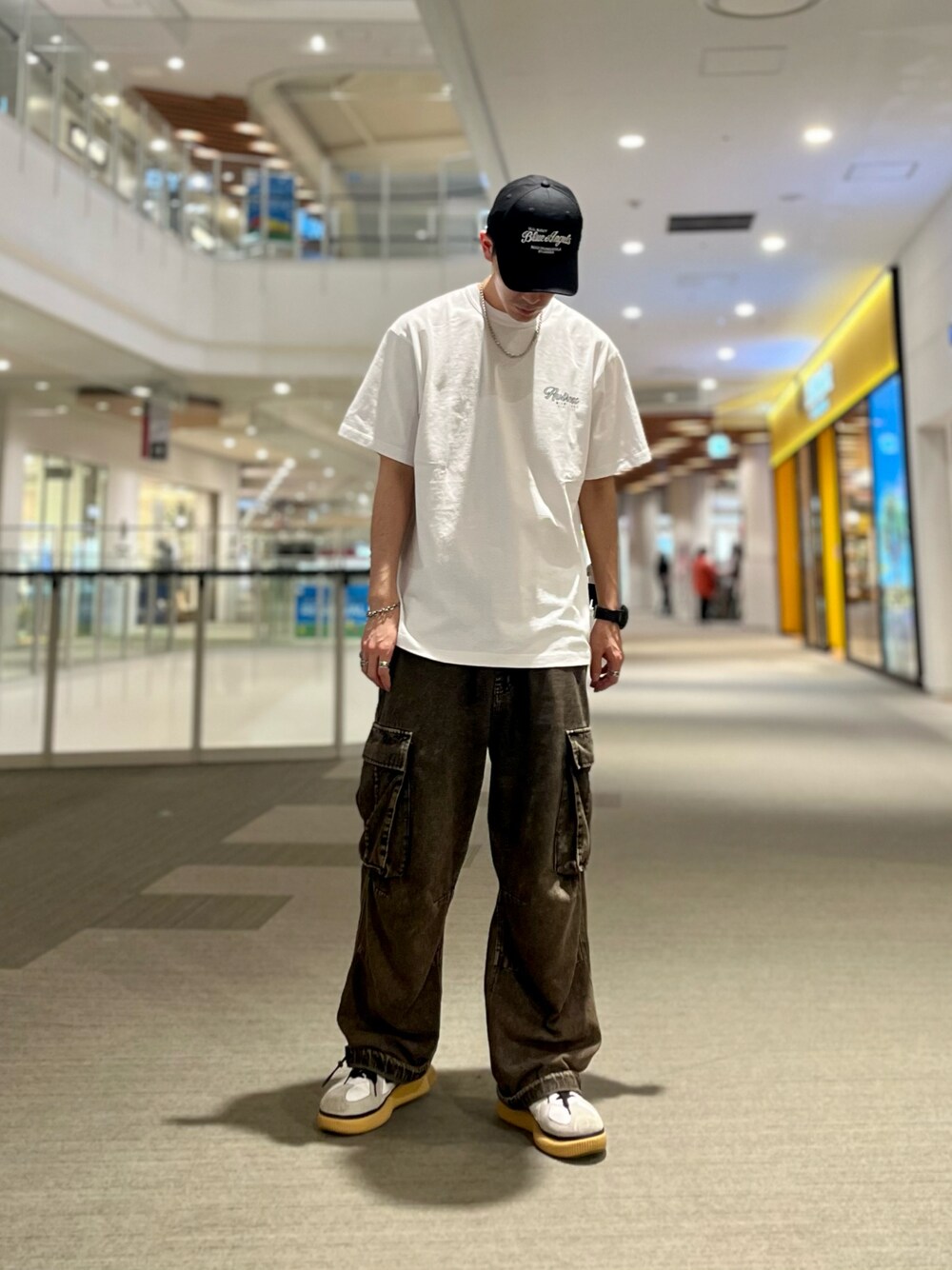 「AVIREX、ミリタリー、ストリート、夏コーデ、カーゴパンツ、カジュアル、アメカジ、シンプルスタイル、キャップ」｜「AVIREXのBIKINI COUNTY T-SHIRT MIAMI / ビキニ カウンティ Tシャツ マイアミ / AVIREX / アヴィレックス（Tシャツ/カットソー、ホワイト系）」を使った、幽助さん（メンズ・180cm）の春コーディネートの1枚目の写真