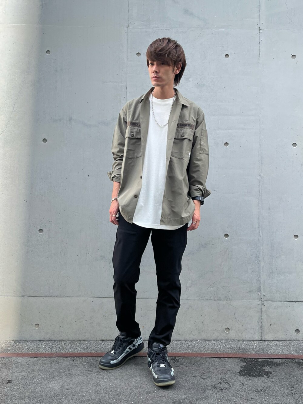 「カジュアル、アメカジ、AVIREX、カーキ、ラフ、シンプルコーデ、シャツスタイル、シンプルスタイル、白Tシャツ、真夏のアクティブスタイル」｜「AVIREXの【MILITARY GARMENTS】ロングスリーブ ユーティリティ シャツ / LONG SLEEVE UTILITY SHIRT / アヴィレックス / AVIREX（シャツ/ブラウス、グリーン系）」を使った、幽助さん（メンズ・180cm）の夏コーディネートの1枚目の写真