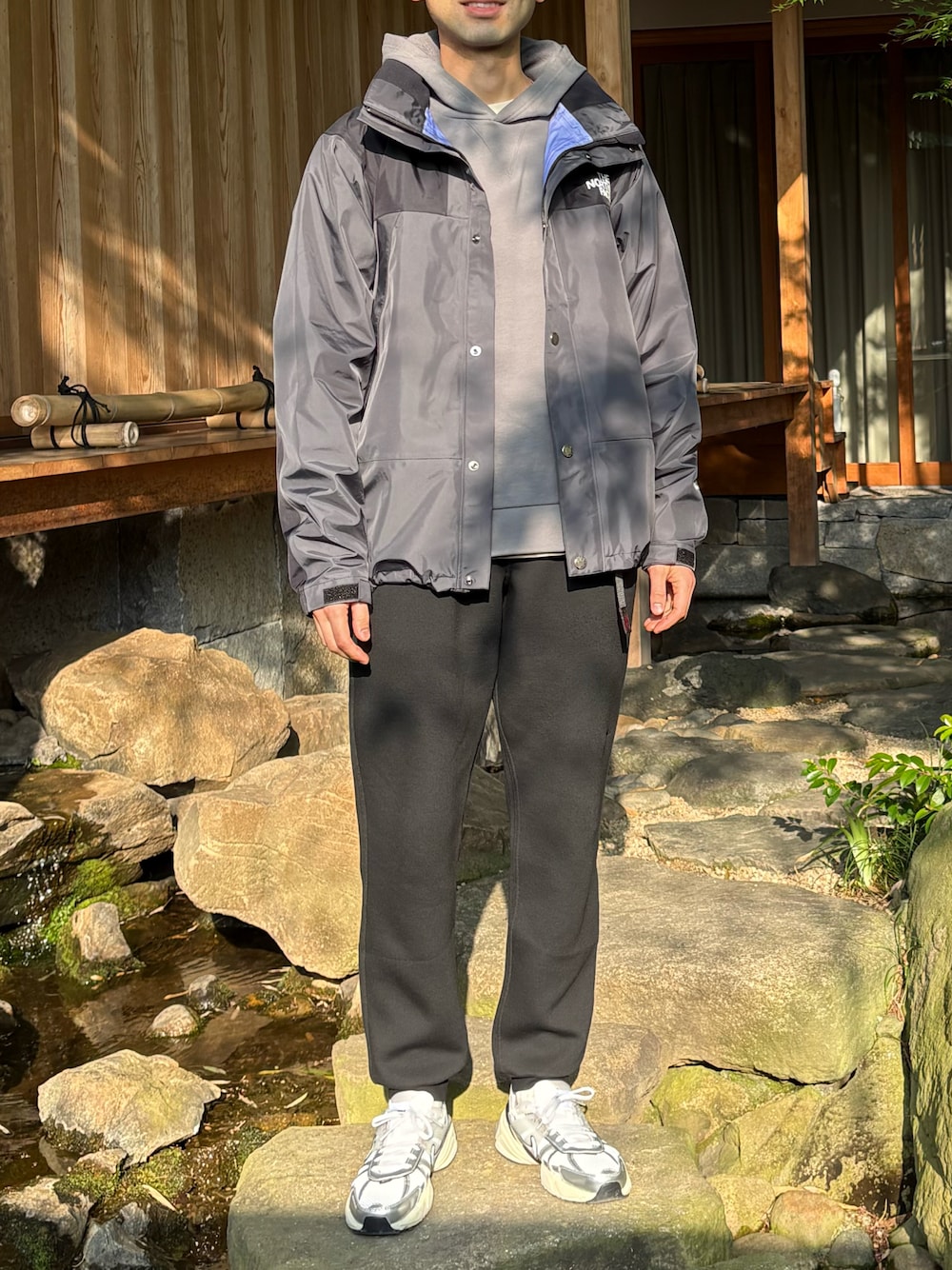 「THE NORTH FACEの【THE NORTH FACE】ノースフェイス ANTORA JACKET マウンテンパーカー アントラ ナイロンジャケット NF0A7QEY（ナイロンジャケット、ブラック系）」を使った、モジャ男さん（メンズ・172cm）の春コーディネートの1枚目の写真
