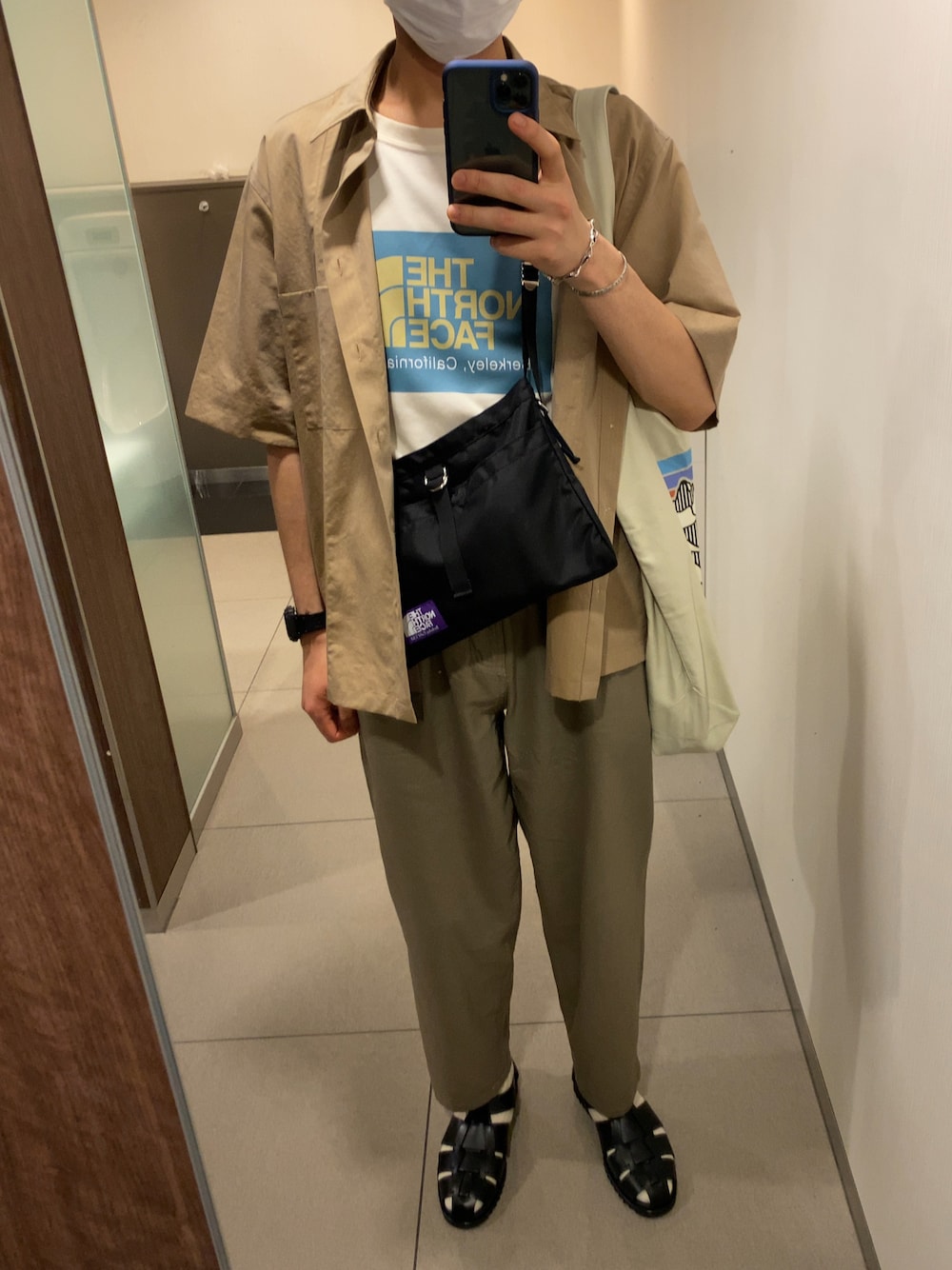 ブラック系のシャツ/ブラウス、ホワイト系のTシャツ/カットソー、グリーン系のその他パンツを着用したメンズの夏コーディネートの1枚目の写真