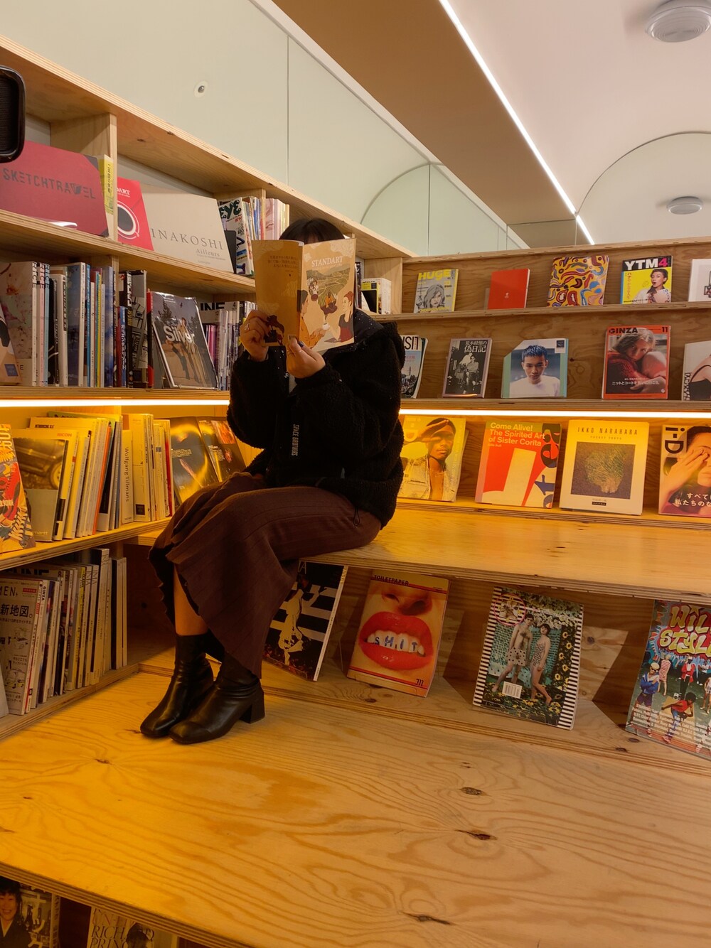「泊まれる本屋、bookandbedtokyo」｜「MILKFED.のMILKFED.×SPACE BROTHERS REVERSIBLE BOA JACKET（その他アウター、ブラック系）」を使った、Hassyさん（レディース・161cm）の冬コーディネートの1枚目の写真