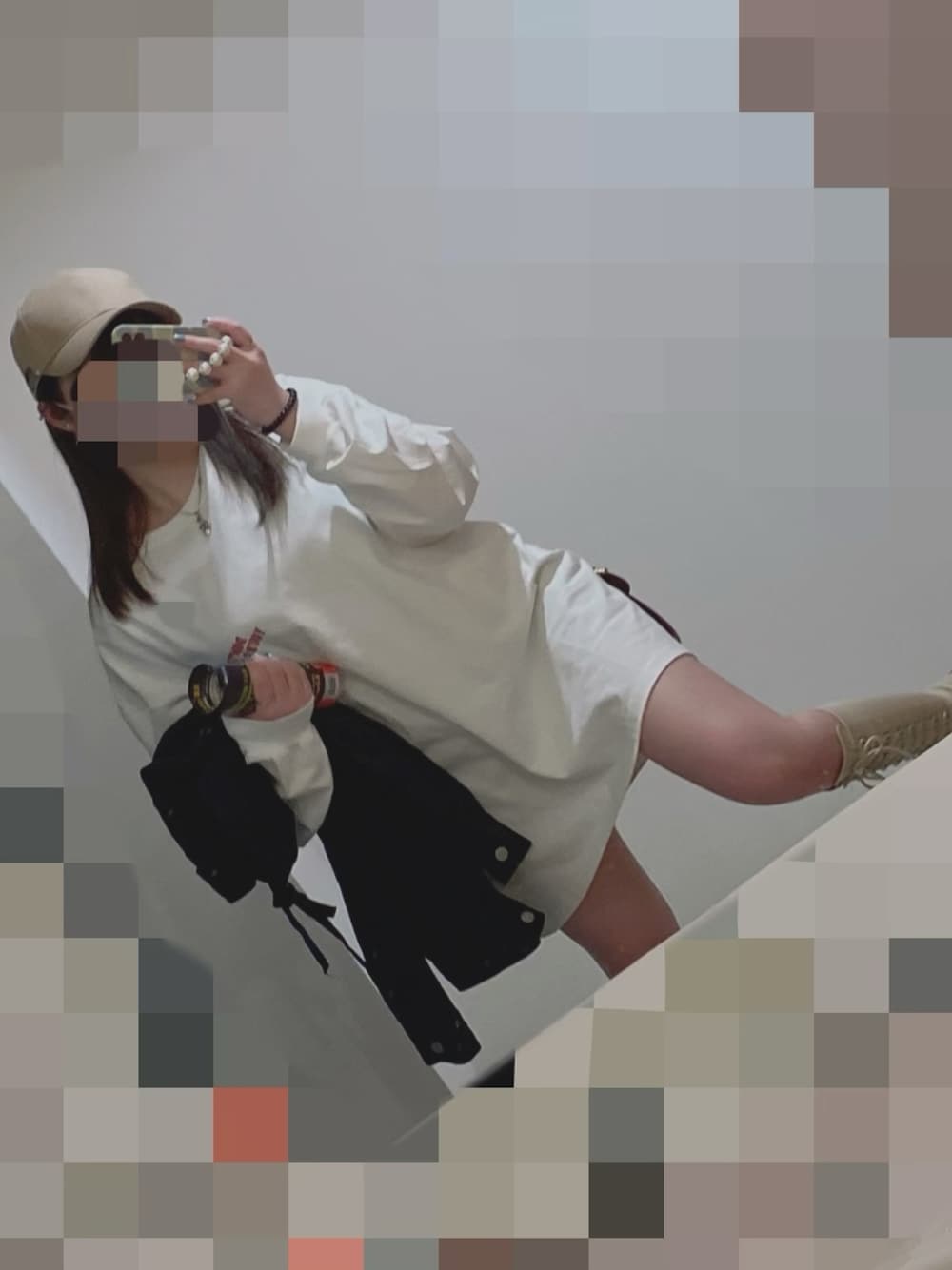 「オーバーサイズ、ジュエティ、デートスタイル（WOMEN）、ホワイト、春夏コーデ、デート、イートミー(EATME)、グレイル、GRL、ラクチンコーデ」｜「jouetieのバックエンブレム ロンT（Tシャツ/カットソー、ホワイト系）」を使った、みおさん（レディース・156cm）の春コーディネートの1枚目の写真