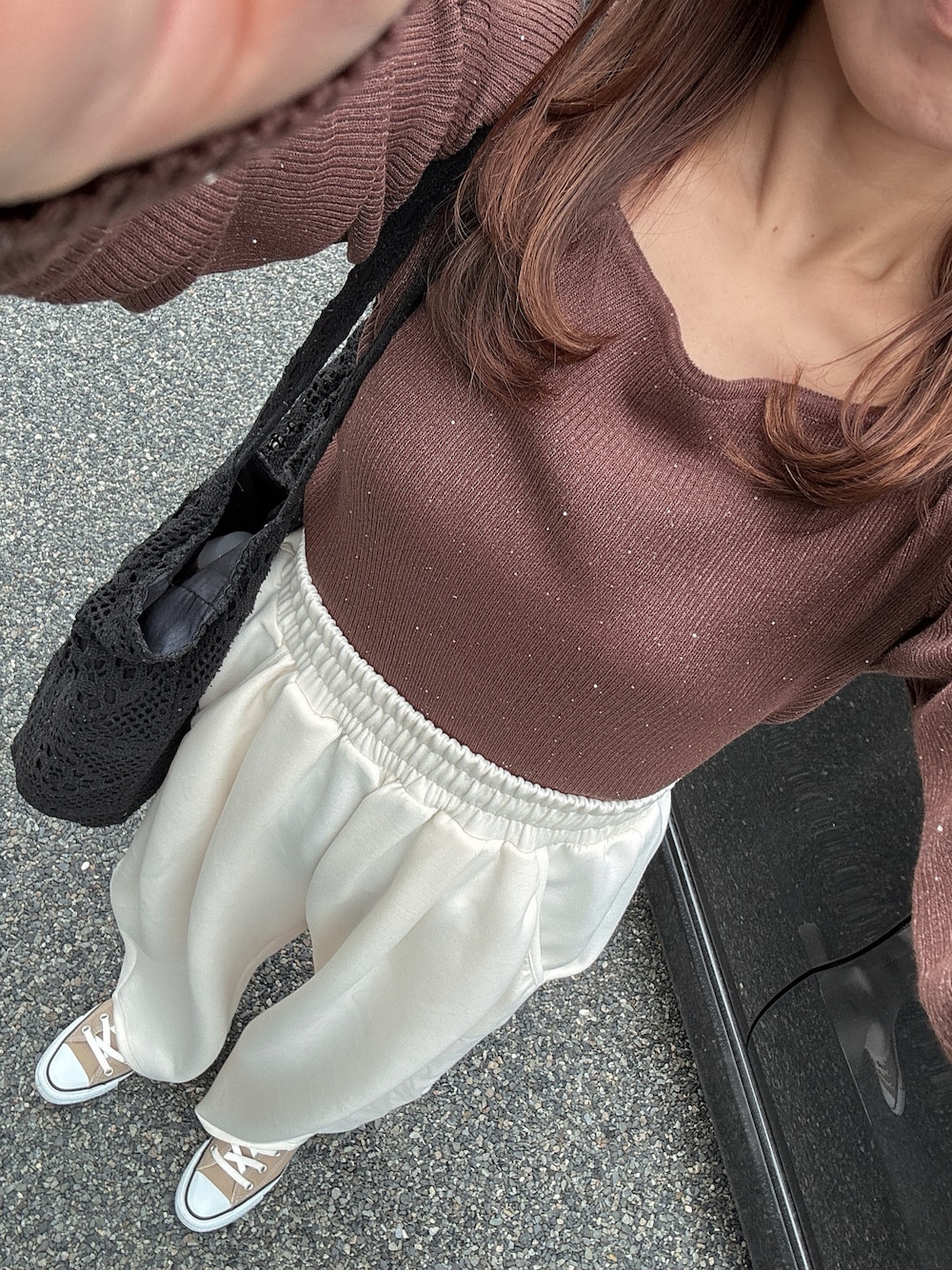 ブラウン系のニット/セーター、ベージュ系のスウェットパンツ、ベージュ系のスニーカーを着用したレディースの秋コーディネートの1枚目の写真