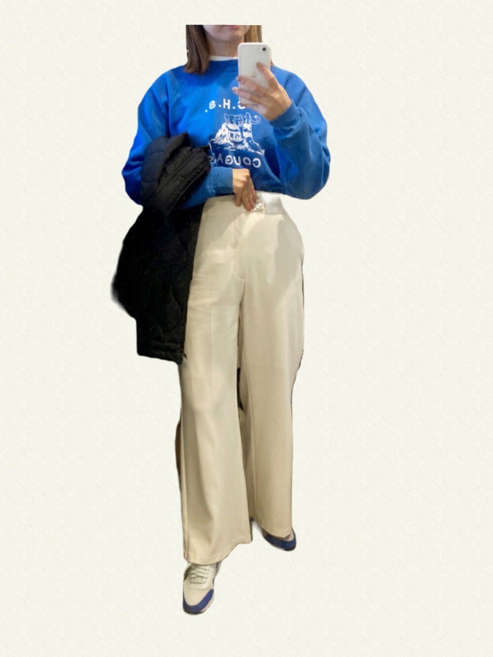 ブルー系のスニーカー、ホワイト系のスラックス、ブルー系のスウェットを着用したレディースの冬コーディネートの1枚目の写真