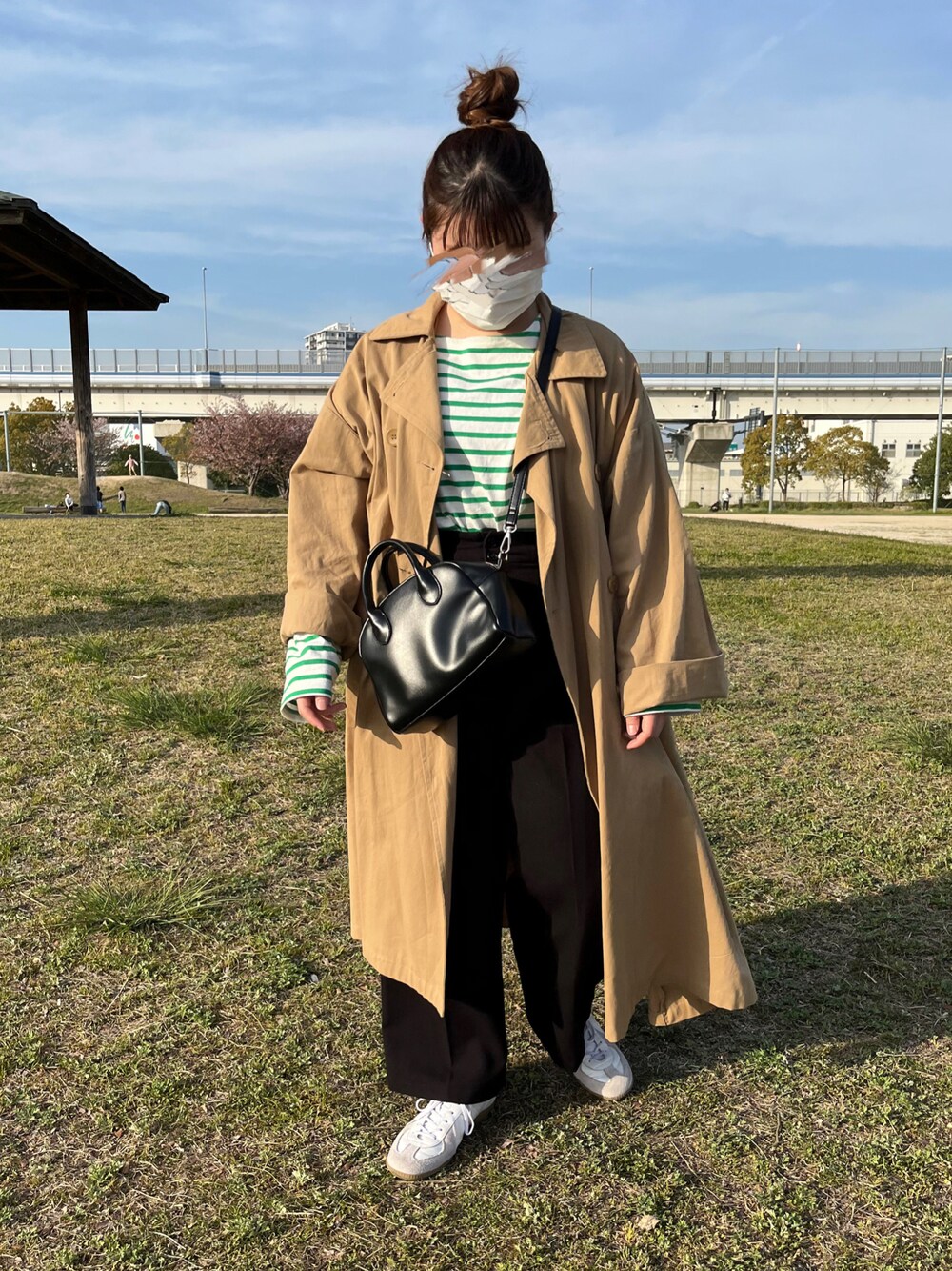 「トレンチコート、ボーダートップス、しまむら、プチプラ、カジュアル、ジャーマントレーナー、スニーカーコーデ、低身長、いいね、save、フォローお願いします🤑、おしゃれさんと繋がりたい、パンツスタイル、ボーダー」｜「Libra Cueの【2021/ss 先行予約】パフボリュームトレンチコート（トレンチコート、ベージュ系）」を使った、YURIさん（レディース・154cm）の春コーディネートの1枚目の写真