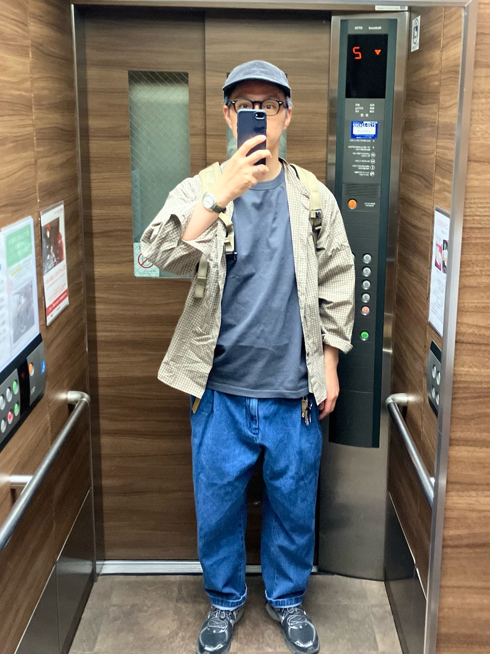 「メガネ男子、アースカラー、ニューバランス、スニーカーコーデ、リラックススタイル」｜「STILL BY HANDのアイテム（シャツ/ブラウス、ベージュ系）」を使った、Benさん（メンズ・177cm）の春コーディネートの1枚目の写真