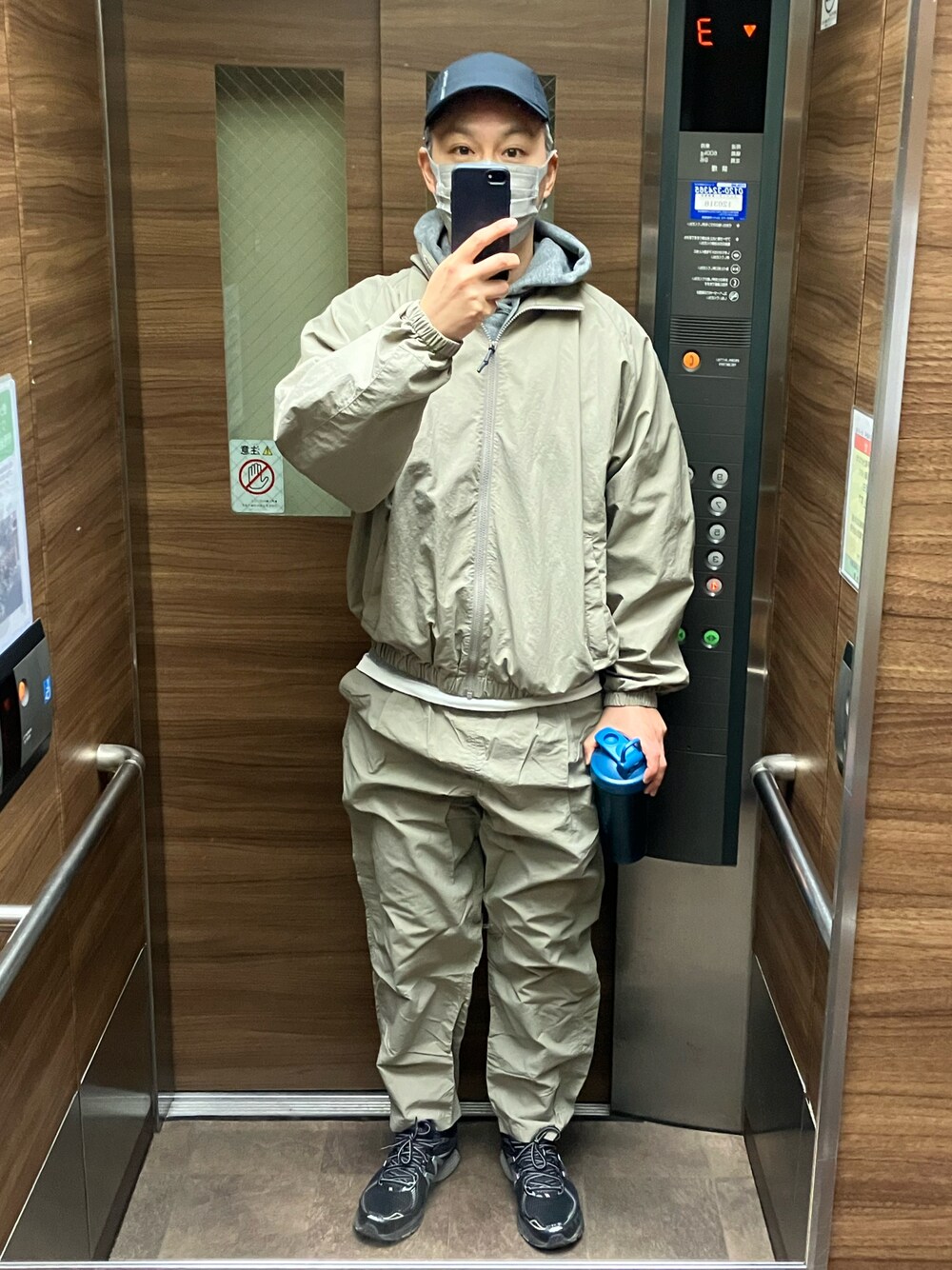 「ジム、トレーニング、ワークアウト、バーラップアウトフィッター、ニューバランス、オトナカジュアル、アースカラー」｜「BURLAP OUTFITTERのアイテム（その他パンツ、ベージュ系）」を使った、Benさん（メンズ・177cm）の冬コーディネートの1枚目の写真