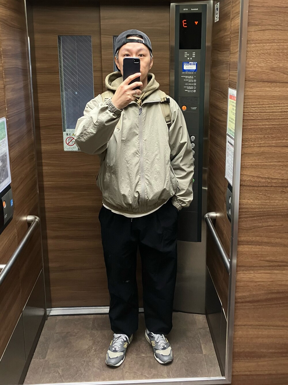 「アースカラー、大人カジュアル、ニューバランス、リラックススタイル、マニュアルアルファベット」｜「BURLAP OUTFITTERのアイテム（ナイロンジャケット、ベージュ系）」を使った、Benさん（メンズ・177cm）の冬コーディネートの1枚目の写真