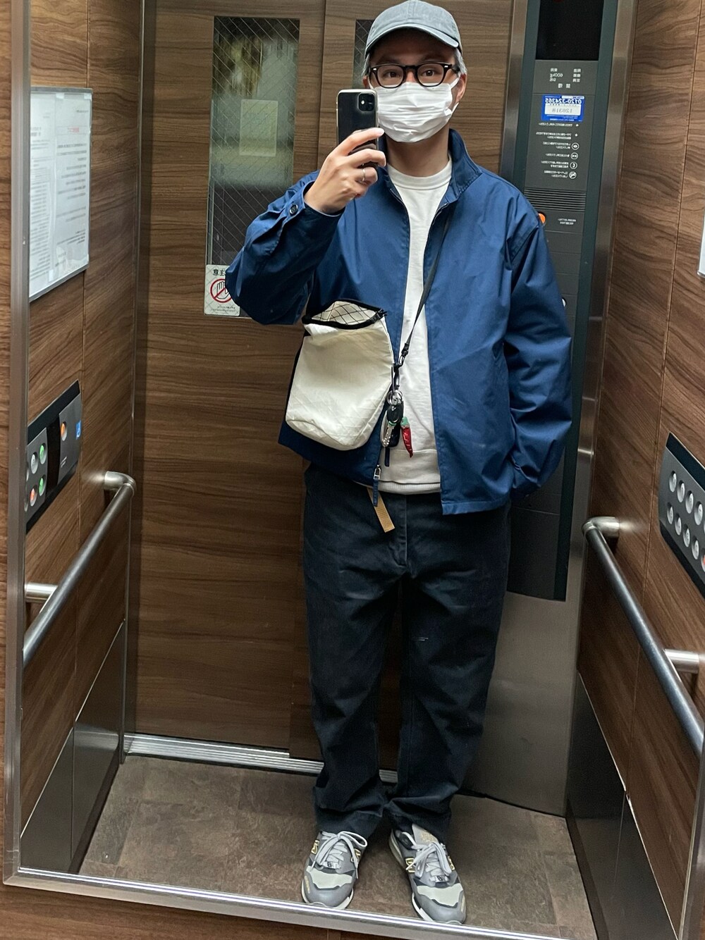「大人カジュアル」｜「ENDS and MEANSのアイテム（チノパンツ、ブルー系）」を使った、Benさん（メンズ・177cm）の春コーディネートの1枚目の写真