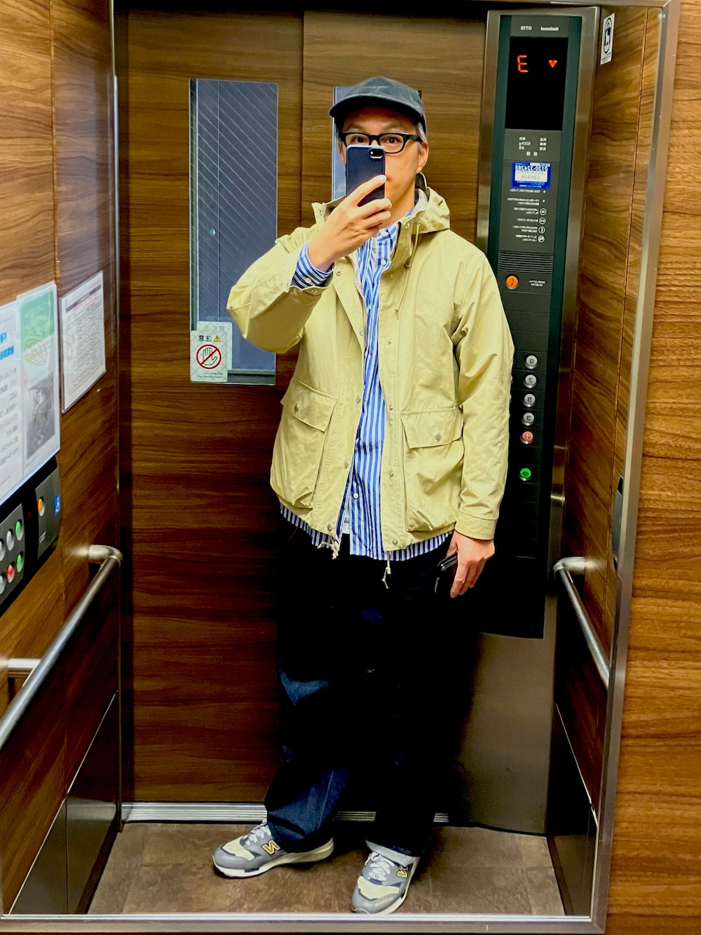 「オトナカジュアル、ワイドパンツ、STILL BY HAND、アースカラー、メガネ男子」｜「ENDS and MEANSのアイテム（マウンテンパーカー、ベージュ系）」を使った、Benさん（メンズ・177cm）の秋コーディネートの1枚目の写真