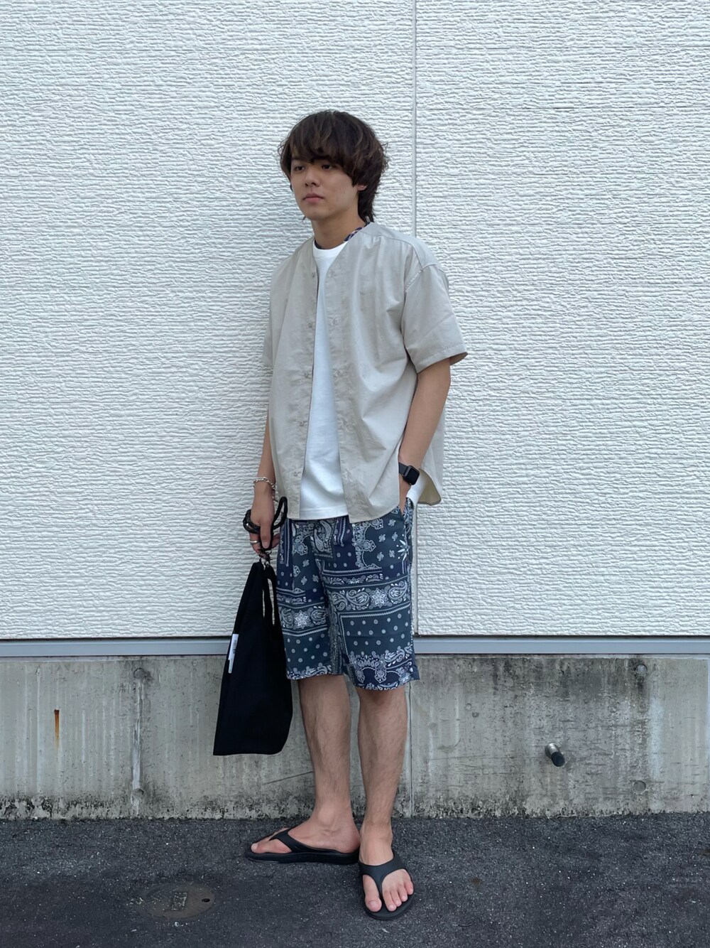 「夏コーデ、ノーカラーシャツ、バンダナ柄、ペイズリー柄パンツ、柄パンツ、サンダルコーデ、oofos、トートバッグ、アーバンリサーチ」｜「ITEMS URBANRESEARCHのナイロンノーカラー半袖シャツ（シャツ/ブラウス、ベージュ系）」を使った、鷹見侑輝さん（メンズ・175cm）の夏コーディネートの1枚目の写真
