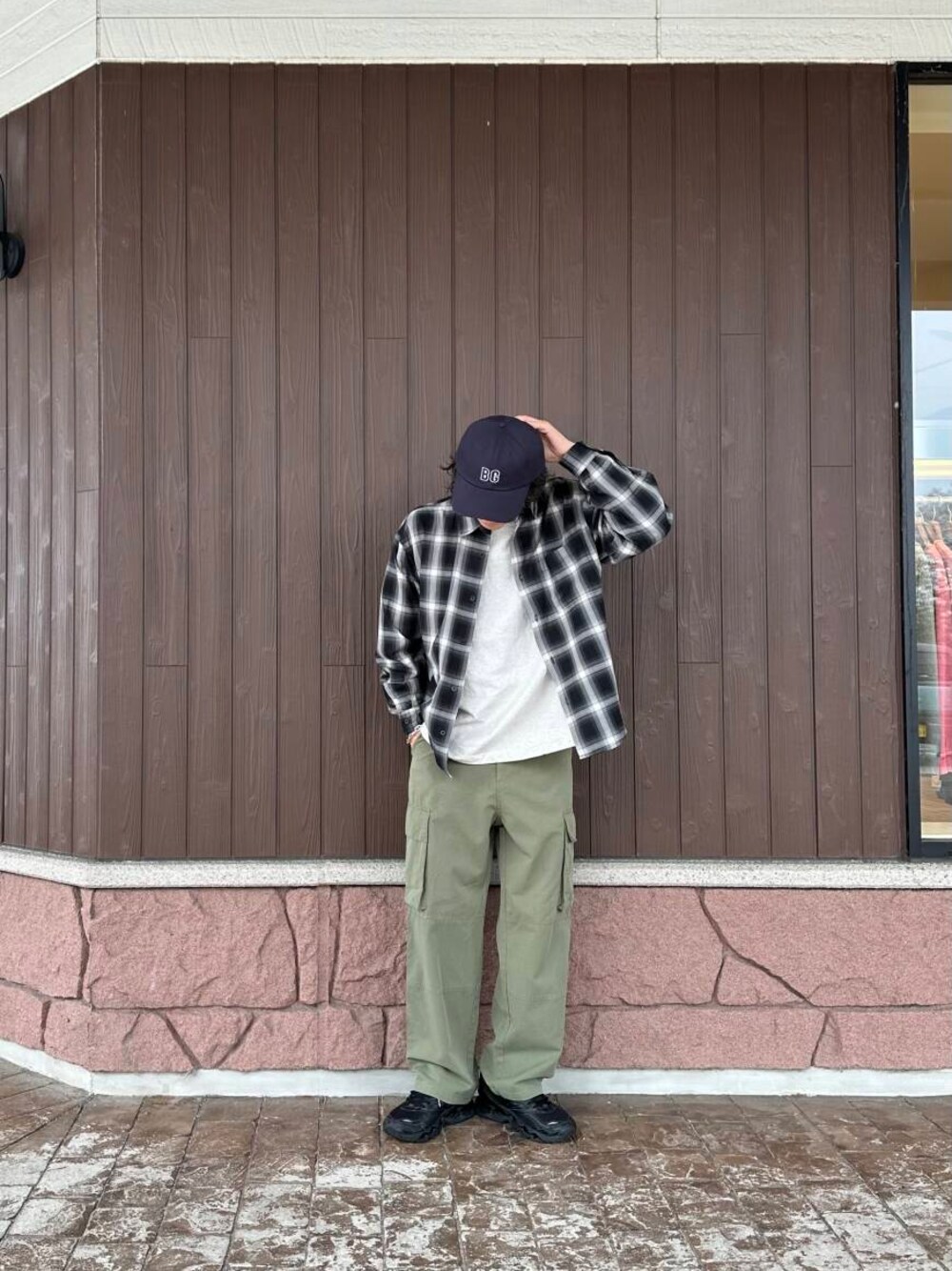 「スニーカー、ワイドパンツ、カジュアル、キレイめ、ゆるコーデ、アースカラー、デートコーデ、カーゴパンツ、シンプルコーデ、ミリタリー、アウトドア、スニーカーコーデ、newarrival、ユニセックス、20代」｜「SENSE OF PLACE by URBAN RESEARCHのNegro Leagues　シシュウロゴキャップ（キャップ、ブルー系）」を使った、鷹見侑輝さん（メンズ・175cm）の春コーディネートの1枚目の写真
