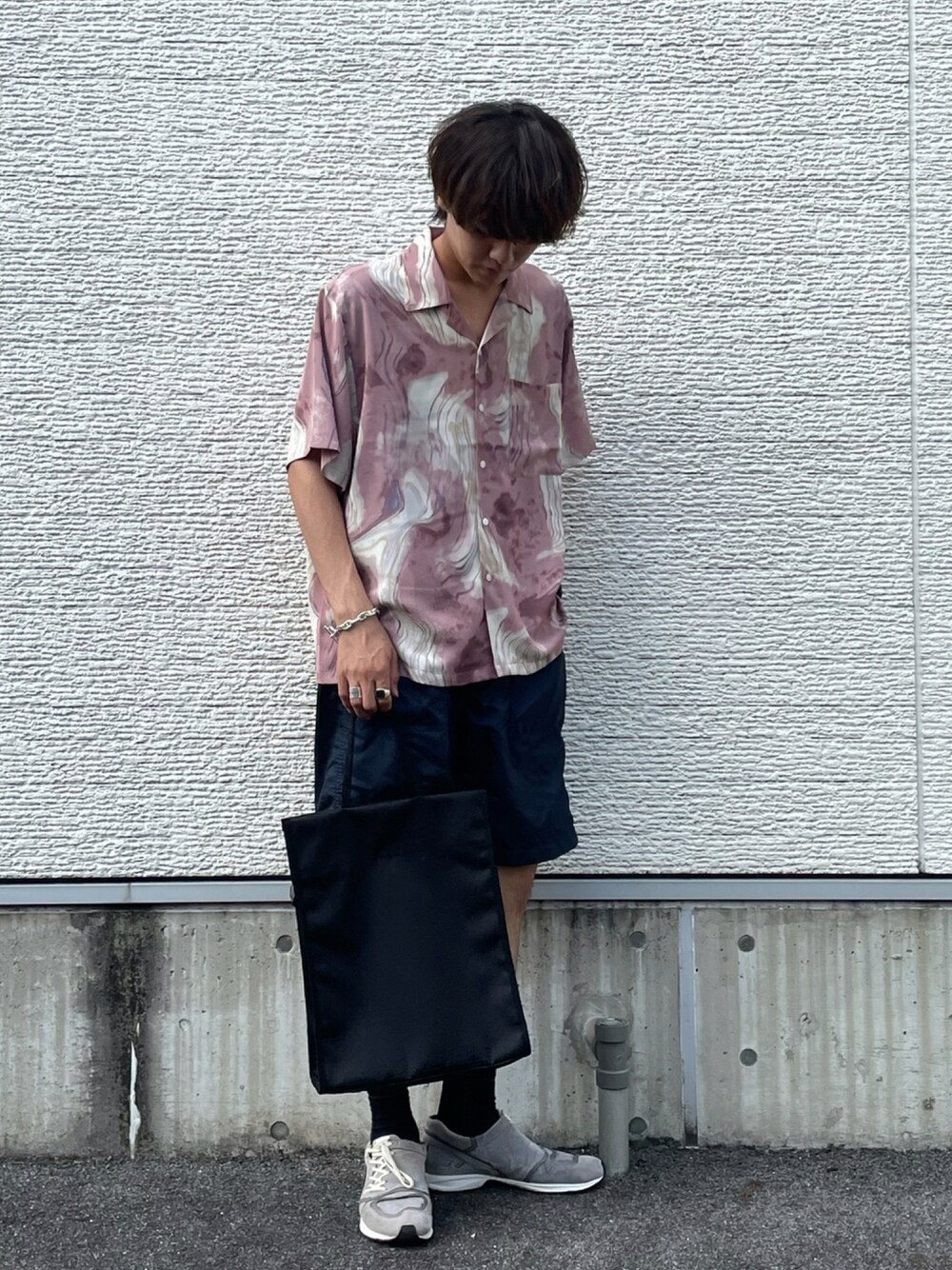 「夏コーデ、柄シャツ、ショーツ、ハーフパンツ、スニーカーコーデ、トートバッグ、アーバンリサーチ、ピンクコーデ」｜「ITEMS URBANRESEARCHの総柄プリント半袖シャツ（シャツ/ブラウス、その他）」を使った、鷹見侑輝さん（メンズ・175cm）の夏コーディネートの1枚目の写真
