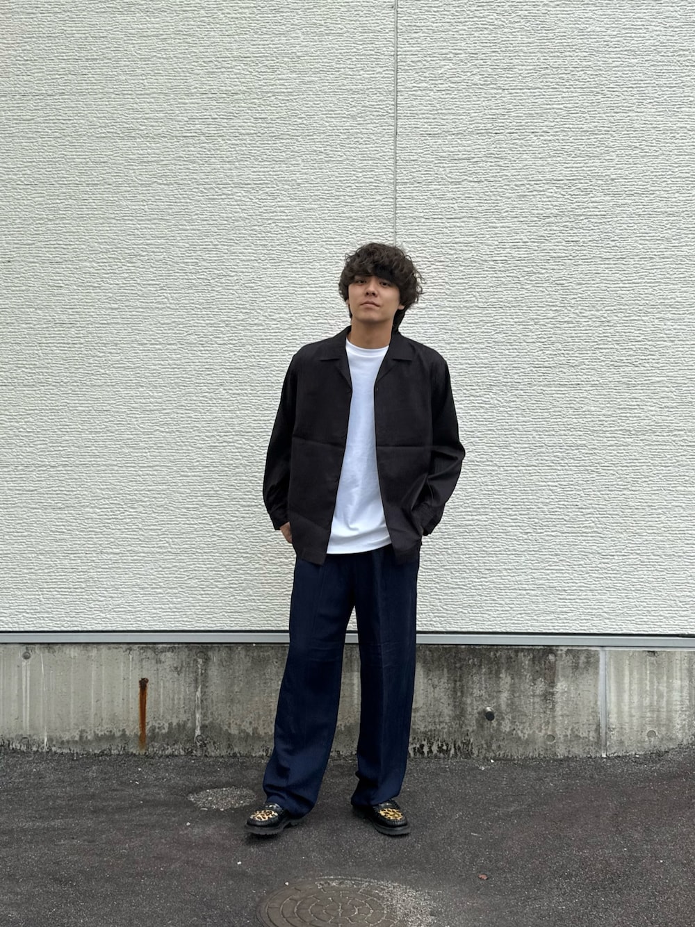 ブラック系のシャツ/ブラウス、ホワイト系のTシャツ/カットソー、ブルー系のその他パンツを着用したメンズの秋コーディネートの1枚目の写真