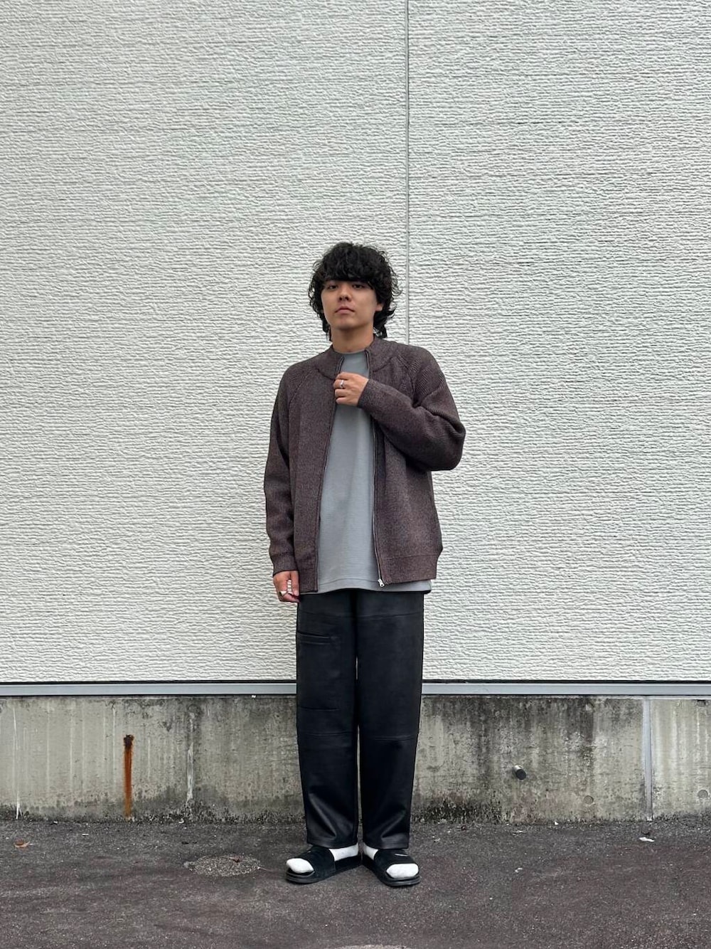 ブラック系のその他パンツ、ブラウン系のカーディガン/ボレロ、グレー系のスウェットを着用したメンズの秋コーディネートの1枚目の写真