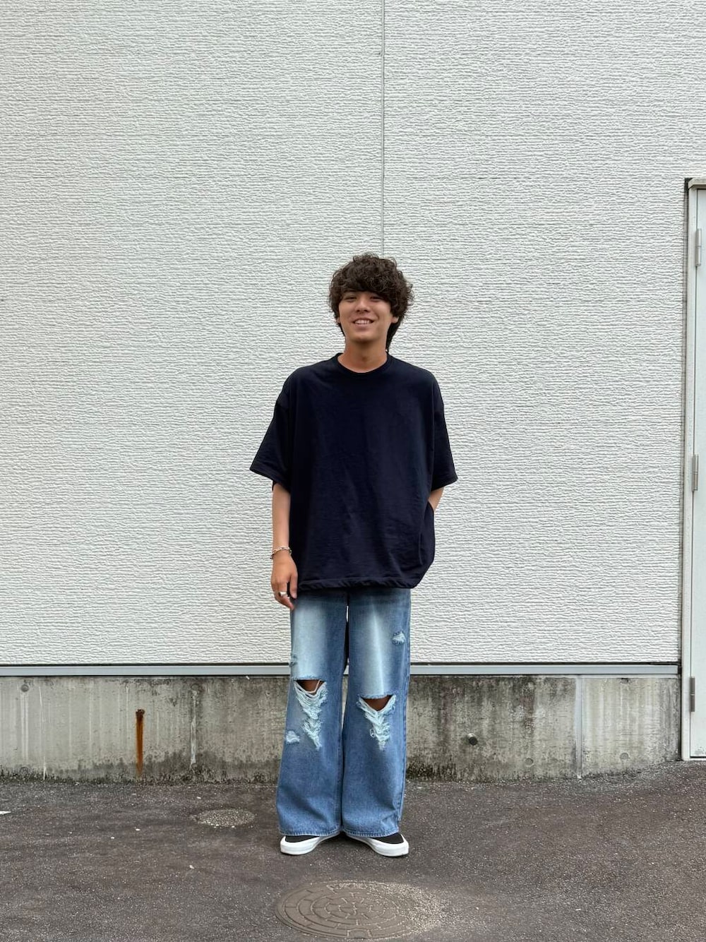 「スニーカー、ワイドパンツ、vans、カジュアル、キレイめ、ゆるコーデ、デートコーデ、シンプルコーデ、スリッポン、スニーカーコーデ、newarrival、ユニセックス、20代、ラフコーデ、旅行コーデ」｜「VANSのVANS PREMIUM　Slip-On Reissue 98（スニーカー、ブラック系）」を使った、鷹見侑輝さん（メンズ・175cm）の夏コーディネートの1枚目の写真