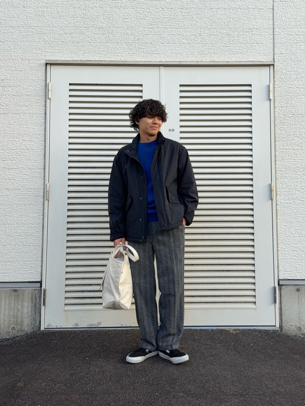 ブラック系のモッズコート、ブルー系のニット/セーター、グレー系のその他パンツを着用したメンズの冬コーディネートの1枚目の写真