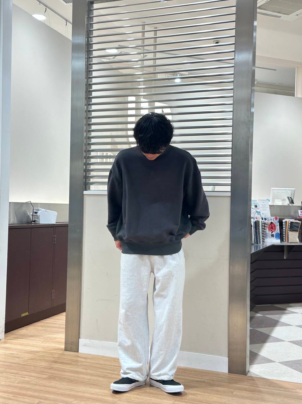 「スニーカー、vans、カジュアル、キレイめ、ゆるコーデ、アースカラー、デートコーデ、スウェット、シンプルコーデ、アウトドア、スリッポン、スニーカーコーデ、newarrival、ユニセックス、20代」｜「VANSのVANS PREMIUM　Slip-On Reissue 98（スニーカー、ブラック系）」を使った、鷹見侑輝さん（メンズ・175cm）の春コーディネートの1枚目の写真